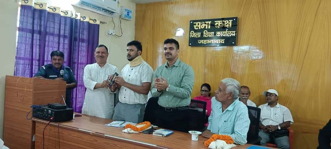 विद्यालयों में बढ़ेंगी स्काउट-गाइड गतिविधियां, नदी स्वच्छता के लिए बच्चों को किया जाएगा जागरूक
जहानाबाद। विद्यालय स्तर पर बिहार राज्य भारत स्काउट एवं गाइड की गतिविधियों के विस्तार और नदी स्वच्छता को लेकर सोमवार को जिला शिक्षा कार्यालय सभागार में जिले के विभिन्न विद्यालयों के प्रधानाचार्यों के साथ बैठक हुई। जिला पदाधिकारी के निर्देश पर आयोजित बैठक में स्काउट-गाइड के प्रशिक्षण को प्रभावी बनाने और नदी किनारे स्थित विद्यालयों के विद्यार्थियों के माध्यम से नदी संरक्षण के प्रति जागरूकता बढ़ाने पर चर्चा की गई।
जिला परियोजना पदाधिकारी, जिला गंगा समिति (नमामि गंगे) अमित कुमार ने विद्यालयों में स्काउट एवं गाइड गतिविधियों को व्यापक बनाने पर जोर दिया। उन्होंने कहा कि अधिक से अधिक विद्यार्थियों को स्काउट-गाइड से जोड़ने से उनमें अनुशासन, सेवा, नेतृत्व, सामाजिक दायित्व और सामुदायिक सहभागिता की भावना विकसित होगी। जिला प्रशासन की ओर से आयोजित सामाजिक एवं जन-जागरूकता कार्यक्रमों में भी स्काउट-गाइड स्वयंसेवकों की भागीदारी सुनिश्चित की जा सकेगी।
उन्होंने नदी किनारे स्थित विद्यालयों के प्रधानाचार्यों से बच्चों और शिक्षकों के माध्यम से नियमित रूप से नदी स्वच्छता को लेकर जागरूकता गतिविधियां आयोजित करने का अनुरोध किया। विद्यार्थियों को नदी में कूड़ा-कचरा नहीं डालने, नदी और आसपास के क्षेत्रों को स्वच्छ रखने तथा परिवार एवं समुदाय को भी जागरूक करने के लिए प्रेरित किया जाएगा।
जिला कार्यक्रम पदाधिकारी गोविंद कुमार ने विद्यालयों में अधिक से अधिक विद्यार्थियों को स्काउट-गाइड प्रशिक्षण से जोड़ने और गतिविधियों को नियमित रूप से संचालित करने का निर्देश दिया। प्रत्येक विद्यालय से एक शिक्षक और एक शिक्षिका को नामित कर उनका नाम सहायक कार्यक्रम पदाधिकारी नैनिका कुमारी के पास उपलब्ध कराने को कहा गया।
नामित शिक्षकों के माध्यम से विद्यालयों में स्काउट-गाइड इकाइयों का विस्तार, प्रशिक्षण, स्वच्छता जागरूकता, नदी संरक्षण और जिला प्रशासन के विभिन्न कार्यक्रमों में कैडेटों की सक्रिय भागीदारी सुनिश्चित की जाएगी।
बैठक में प्रधानाचार्यों से विद्यार्थियों में शिक्षा के साथ अनुशासन, नेतृत्व, सेवा और पर्यावरण संरक्षण की भावना विकसित करने के लिए स्काउट-गाइड गतिविधियों एवं नदी स्वच्छता अभियान को प्रभावी ढंग से आगे बढ़ाने का आह्वान किया गया। बैठक में जिला कार्यक्रम पदाधिकारी गोविंद कुमार, जिला परियोजना पदाधिकारी अमित कुमार, सेवानिवृत्त जिला शिक्षा पदाधिकारी सच्चिदानंद प्रसाद, बिहार राज्य भारत स्काउट एवं गाइड के मुख्य जिला आयुक्त कृष्ण मुरारी, जिला संगठन आयुक्त हरिशंकर कुमार सहित विभिन्न विद्यालयों के प्रधानाचार्य मौजूद रहे।