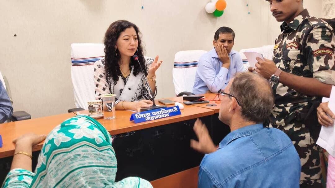 जिला पदाधिकारी ने जनता दरबार में 55 शिकायतों की की सुनवाई; त्वरित, समयबद्ध एवं गुणवत्तापूर्ण निष्पादन के निर्देश
विभागीय दिशा-निर्देश के आलोक में आमजनों की समस्याओं के त्वरित एवं प्रभावी समाधान हेतु आज दिनांक 07 सितम्बर, 2026 को जिला पदाधिकारी, जहानाबाद छिरिङ वाई भूटिया के नेतृत्व में समाहरणालय स्थित ग्राम प्लेक्स भवन में जिला स्तरीय जनता दरबार का आयोजन किया गया।
जनता दरबार में आमजनों से कुल 55 आवेदन/शिकायतें प्राप्त हुईं। जिला पदाधिकारी द्वारा प्रत्येक मामले की गंभीरतापूर्वक सुनवाई करते हुए संबंधित विभागीय पदाधिकारियों को जांच कर नियमानुसार त्वरित कार्रवाई एवं समयबद्ध निष्पादन सुनिश्चित करने का निर्देश दिया गया।
प्राप्त शिकायतों में मुख्य रूप से रैयतीकरण, अतिक्रमण, एन.एच.-119डी परियोजना के रैयतों को मुआवजा भुगतान, भूमि मापी एवं कब्जा, भूमि विवाद, परिमार्जन, ट्राई साइकिल, स्वास्थ्य, विद्युत, कृषि, उद्योग, जन वितरण प्रणाली, ट्रांसफार्मर अधिष्ठापन, विद्युत विपत्र सुधार, पक्की सड़क निर्माण, चापाकल बोरिंग एवं नल-जल योजना की खराबी, नाली-गली निर्माण एवं मरम्मत, पंचायत सरकार भवन निर्माण, दुकान पर कब्जा, विकास मित्र नियोजन, आशा कार्यकर्ता के चयन तथा सहकारी पेंशन भुगतान आदि से संबंधित मामले शामिल रहे।
जिला पदाधिकारी ने एन.एच.-119डी परियोजना के रैयतों के मुआवजा भुगतान से संबंधित मामले में जिला भू-अर्जन पदाधिकारी को आवश्यक कार्रवाई करने का निर्देश दिया। वाहन अनुबंध विस्तार से संबंधित मामले में जिला पशुपालन पदाधिकारी तथा भूमि पर कब्जा दिलाने से संबंधित मामले में संबंधित अंचल अधिकारी को जांच कर नियमानुसार कार्रवाई सुनिश्चित करने को कहा गया।
जन वितरण प्रणाली से संबंधित शिकायतों की जांच कर निष्पादन सुनिश्चित करने, वहीं ट्रांसफार्मर अधिष्ठापन एवं विद्युत विपत्र सुधार से संबंधित मामलों में विद्युत विभाग को त्वरित कार्रवाई का निर्देश दिया गया। पक्की सड़क निर्माण से संबंधित मामले में पथ निर्माण विभाग तथा विकास मित्र नियोजन से संबंधित मामले में जिला कल्याण पदाधिकारी को नियमानुसार कार्रवाई सुनिश्चित करने को कहा गया।
इसी प्रकार चापाकल बोरिंग एवं नल-जल योजना की खराबी से संबंधित शिकायतों पर लोक स्वास्थ्य अभियंत्रण विभाग को स्थल जांच कर आवश्यक कार्रवाई करने का निर्देश दिया गया। नाली-गली निर्माण, सफाई एवं मरम्मत से संबंधित मामलों में संबंधित पदाधिकारियों को जांच कर समाधान सुनिश्चित करने तथा दुकान पर कब्जा से संबंधित मामले में अनुमंडल पदाधिकारी को नियमानुसार कार्रवाई का निर्देश दिया गया।
भूमि विवाद से संबंधित मामलों में भूमि सुधार उप समाहर्ता को नियमानुसार सुनवाई एवं निष्पादन सुनिश्चित करने को कहा गया। साथ ही परिमार्जन, जमीन पर कब्जा एवं भूमि मापी से संबंधित मामलों में संबंधित राजस्व पदाधिकारियों को अभिलेखों की जांच एवं आवश्यक स्थल सत्यापन करते हुए समयबद्ध कार्रवाई सुनिश्चित करने का निर्देश दिया गया।
जिला पदाधिकारी ने सभी संबंधित पदाधिकारियों को स्पष्ट निर्देश दिया कि जनता दरबार में प्राप्त आवेदनों को गंभीरता एवं संवेदनशीलता के साथ जांच करते हुए उनका तार्किक, पारदर्शी एवं गुणवत्तापूर्ण निष्पादन सुनिश्चित किया जाए। किसी भी स्तर पर अनावश्यक विलंब नहीं होना चाहिए तथा संबंधित पदाधिकारी प्राप्त शिकायतों की नियमित समीक्षा करते हुए शीघ्र निष्पादन सुनिश्चित करें।
जिला पदाधिकारी ने कहा कि “सबका सम्मान–जीवन आसान” की भावना के अनुरूप आमजनों की समस्याओं का संवेदनशील, पारदर्शी, समयबद्ध एवं गुणवत्तापूर्ण समाधान जिला प्रशासन की प्राथमिकता है।
उक्त जनता दरबार में जिला पदाधिकारी के साथ उप विकास आयुक्त आदित्य कुमार पियूष, अपर समाहर्ता (राजस्व) अनिल कुमार सिन्हा, अपर समाहर्ता (विभागीय जांच) विनय कुमार सिंह, भूमि सुधार उप समाहर्ता अम्मु अमला, वरीय उप समाहर्ता निपुन कुमारी, वरीय उप समाहर्ता होता इरफान, वरीय उप समाहर्ता नेहा कुमारी, सहायक निदेशक, जिला दिव्यांगजन सशक्तिकरण कोषांग विजेता रंजन, अनुमंडल लोक शिकायत निवारण पदाधिकारी आकांक्षा गुप्ता, जिला कल्याण पदाधिकारी संजय कुमार सहित अन्य जिला स्तरीय पदाधिकारीगण उपस्थित थे।