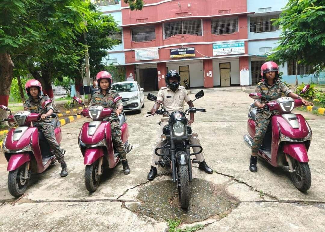 स्कूल-बाजारों में ‘पुलिस दीदी’ की सघन पेट्रोलिंग, महिलाओं-बच्चियों की सुरक्षा पर नजर
जहानाबाद। पुलिस अधीक्षक किरण कुमार के निर्देश पर जिले में महिलाओं एवं बच्चियों की सुरक्षा को लेकर ‘पुलिस दीदी’ की टीम लगातार सघन पेट्रोलिंग कर रही है। बाइक एवं स्कूटी से टीम द्वारा जिले के विभिन्न क्षेत्रों में भ्रमण कर सुरक्षा व्यवस्था का जायजा लिया जा रहा है।
टीम की ओर से स्कूलों, बाजारों एवं अन्य संवेदनशील स्थानों पर विशेष निगरानी रखी जा रही है। इस दौरान छात्राओं एवं बच्चों को सुरक्षा के प्रति जागरूक करते हुए किसी भी तरह की परेशानी होने पर पुलिस से संपर्क करने के लिए प्रेरित किया जा रहा है। पुलिस की इस पहल से महिलाओं और छात्राओं में सुरक्षा की भावना मजबूत करने का प्रयास किया जा रहा है।