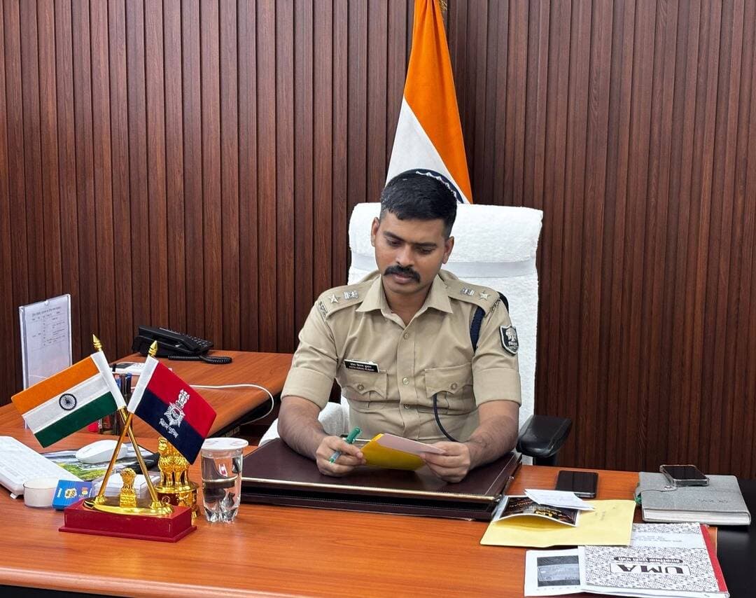 जनता दरबार में एसपी ने सुनीं 21 लोगों की शिकायतें
जहानाबाद। पुलिस अधीक्षक किरण कुमार ने सोमवार को अपने कार्यालय कक्ष में जनता दरबार आयोजित कर 21 आगंतुकों की शिकायतें सुनीं। उन्होंने सभी लोगों की समस्याओं को ध्यानपूर्वक सुना और संबंधित मामलों के त्वरित निष्पादन के लिए पदाधिकारियों को आवश्यक दिशा-निर्देश दिए। एसपी ने अधिकारियों को शिकायतों की गंभीरता से जांच कर नियमानुसार कार्रवाई सुनिश्चित करने को कहा।