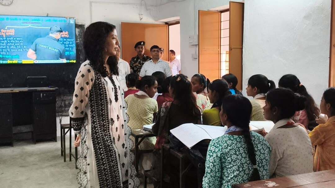 मॉडल स्कूल में 1200 में सिर्फ 300 विद्यार्थी मिले, डीएम ने जताई नाराजगी
जहानाबाद। जिला पदाधिकारी श्रीमती छिरिङ वाई भूटिया ने सोमवार को राजा बाजार स्थित मुरलीधर उच्च विद्यालय सह सरस्वती विद्या मंदिर (मॉडल स्कूल) का औचक निरीक्षण किया। इस दौरान विद्यालय में पठन-पाठन, शिक्षक एवं छात्र उपस्थिति, कक्षा संचालन और विद्यार्थियों के अधिगम स्तर की जांच की गई। करीब 1200 नामांकित विद्यार्थियों के विरुद्ध महज 300 विद्यार्थियों की उपस्थिति मिलने पर डीएम ने गहरी नाराजगी जताई। उन्होंने छात्र उपस्थिति में सुधार के लिए प्रभावी कार्रवाई सुनिश्चित करने का निर्देश दिया।
निरीक्षण के दौरान डीएम ने स्वयं कक्षा में विद्यार्थियों को पढ़ाया और विषय से संबंधित प्रश्न पूछकर उनके शैक्षणिक स्तर को परखा। विद्यार्थियों का अधिगम परिणाम अपेक्षित स्तर का नहीं मिलने पर उन्होंने नाराजगी जताते हुए शैक्षणिक गुणवत्ता में सुधार के लिए आवश्यक निर्देश दिए।
विद्यालय में शिक्षकों की उपस्थिति संतोषजनक पाई गई, लेकिन निर्धारित समय-सारणी के अनुरूप कक्षाओं का संचालन संतोषजनक नहीं था। कुछ कक्षाओं में दो से तीन वर्ग-खंडों के विद्यार्थियों को एक साथ पढ़ाया जा रहा था। इसे गुणवत्तापूर्ण शिक्षा के अनुकूल नहीं मानते हुए डीएम ने सभी वर्ग-खंडों की कक्षाएं अलग-अलग संचालित करने का निर्देश दिया।
भौतिकी व जीवविज्ञान के शिक्षण पर भी सवाल
निरीक्षण के दौरान भौतिकी एवं जीवविज्ञान विषय के शिक्षकों की शिक्षण क्षमता भी अपेक्षित स्तर की नहीं पाई गई। विद्यालय में गुणवत्तापूर्ण शिक्षा से जुड़ी कमियों को गंभीरता से लेते हुए प्रधानाध्यापक एवं संबंधित शिक्षकों से स्पष्टीकरण मांगा गया है।
डीएम ने जिले के सभी प्रधानाध्यापकों एवं शिक्षकों को स्पष्ट निर्देश दिया कि नियमित छात्र उपस्थिति, निर्धारित समय-सारणी के अनुसार कक्षा संचालन, प्रभावी शिक्षण और बेहतर अधिगम परिणाम सर्वोच्च प्राथमिकता होनी चाहिए। उन्होंने जिला शिक्षा पदाधिकारी को जिले के विद्यालयों का नियमित अनुश्रवण करने के साथ-साथ औचक निरीक्षण सुनिश्चित करने का निर्देश दिया।
डीएम ने कहा कि विद्यालयों में गुणवत्तापूर्ण शिक्षा सुनिश्चित करने के लिए औचक निरीक्षण की प्रक्रिया लगातार जारी रहेगी। प्रधानाध्यापक एवं शिक्षक विद्यार्थियों के अधिगम स्तर की नियमित समीक्षा करें और कमियों को दूर करते हुए शिक्षा की गुणवत्ता में सुधार सुनिश्चित करें।