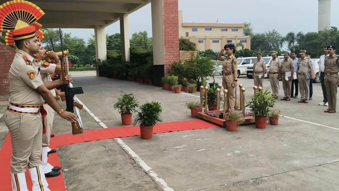 दीप्ति गर्ग (IPS) ने पुलिस अधीक्षक पलवल का संभाला कार्यभार, सशक्त और जवाबदेह पुलिसिंग का दिया संदेश।
महिला सुरक्षा, नशा उन्मूलन व यातायात सुधार अभियान रहेंगे प्राथमिकता में शामिल।
अपराधियों के खिलाफ सख्त कार्रवाई के निर्देश, पारदर्शिता व जनविश्वास पर विशेष जोर।
@cmohry