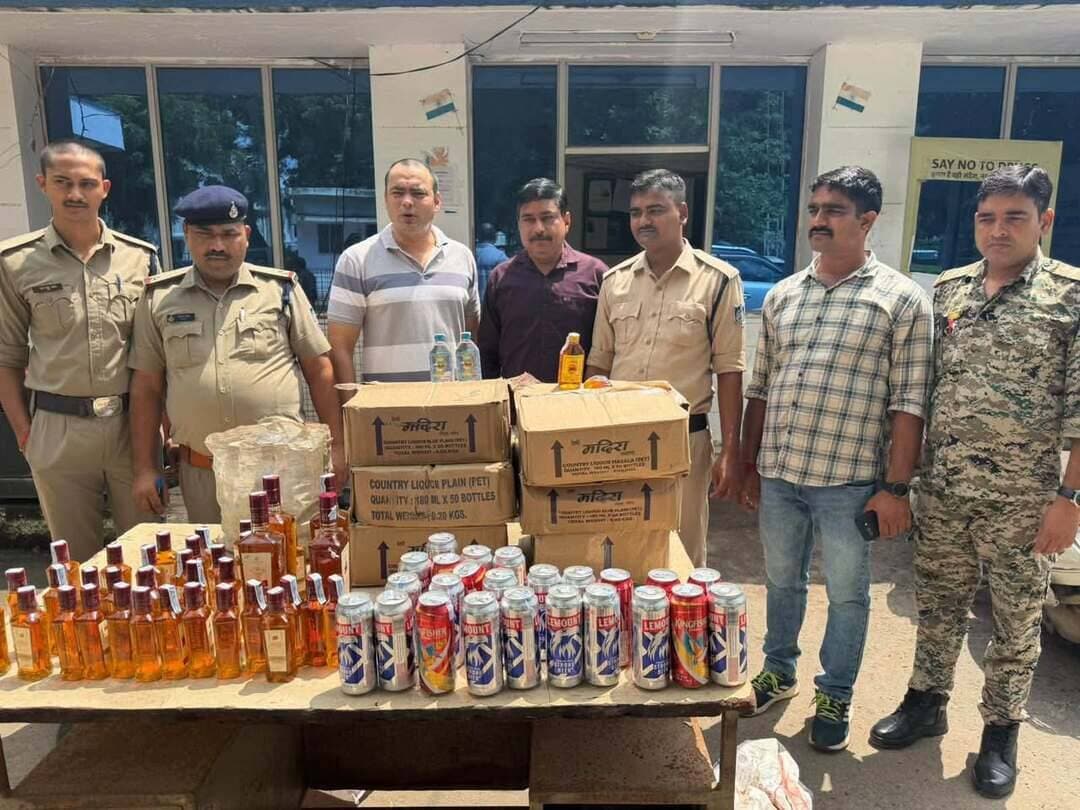#मुरैना: पुलिस का अवैध शराब के विरुद्ध विशेष अभियान।
दिनांक 06.09.26 को विभिन्न थाना क्षेत्रान्तर्गत अवैध शराब की बिक्री करने वाले कुल 30 आरोपियों के विरुद्ध कार्यवाही करते हुए आबकारी एक्ट के अंतर्गत 29 आपराधिक प्रकरण पंजीबद्ध कर 224 लीटर देशी, 53 लीटर विदेशी कुल 277 लीटर अवैध शराब कीमती करीबन ₹1.71 लाख से अधिक की जब्त की गई।
उक्त अभियान सतत जारी रहेगी, जिसके तहत अवैध शराब बेचने/तस्करी करने वालों के विरुद्ध कार्यवाही की जायेगी।
Home Department of Madhya Pradesh
Jansampark Madhya Pradesh
Madhya Pradesh Police
IGP Chambal Zone
PRO Morena