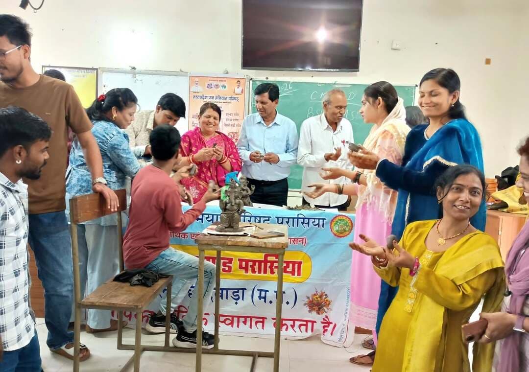 शासकीय पेंचवेली महाविद्यालय परासिया में बी.एस.डब्ल्यू. एवं एम.एस.डब्ल्यू. की कक्षाओं का हुआ संचालन
“माटी गणेश एवं सिद्ध गणेश प्रतिमा निर्माण प्रशिक्षण कार्यशाला” आयोजित
==========================================================
मुख्यमंत्री सामुदायिक नेतृत्व क्षमता विकास पाठ्यक्रम के अंतर्गत आज शासकीय पेंचवेली महाविद्यालय परासिया में बी.एस.डब्ल्यू. एवं एम.एस.डब्ल्यू. की कक्षाओं का संचालन किया गया। इस अवसर पर पर्यावरण संरक्षण एवं प्राकृतिक संसाधनों के प्रति जागरूकता बढ़ाने के उद्देश्य से “माटी गणेश एवं सिद्ध गणेश प्रतिमा निर्माण प्रशिक्षण कार्यशाला” का आयोजन भी किया गया।
कार्यशाला का आयोजन मध्यप्रदेश जन अभियान परिषद के जिला समन्वयक श्री अखिलेश जैन के निर्देशन एवं विकासखंड समन्वयक श्री संजीव भावरकर के मार्गदर्शन में किया गया। प्रशिक्षक श्री बंटी प्रजापति एवं श्री निखिल प्रजापति ने छात्र-छात्राओं को प्राकृतिक मिट्टी से गणेश प्रतिमा निर्माण की विभिन्न विधियों एवं तकनीकों का व्यावहारिक प्रशिक्षण दिया।
प्रशिक्षण कार्यशाला का मुख्य उद्देश्य गणेश उत्सव की पूर्व तैयारी के अंतर्गत छात्र-छात्राओं को मिट्टी से पर्यावरण अनुकूल गणेश प्रतिमा निर्माण की कला में प्रशिक्षित करना था। प्रशिक्षण प्राप्त करने के बाद छात्र-छात्राएं गांव-गांव जाकर ग्रामीण समुदाय, नवांकुर संस्था एवं सखी समूहों को मिट्टी की गणेश प्रतिमा बनाने के लिए प्रेरित एवं प्रशिक्षित कर सकेंगे।
कार्यशाला के माध्यम से बताया गया कि घर पर ही प्राकृतिक मिट्टी से गणेश प्रतिमा तैयार कर उसकी पूजा-अर्चना के बाद प्रतिमा को गमले अथवा पॉट में विसर्जित किया जा सकता है। इसके बाद उसी मिट्टी में पौधारोपण कर पौधों के पोषण में उसका उपयोग किया जा सकता है। इस प्रकार धार्मिक आस्था के साथ-साथ पर्यावरण संरक्षण को भी बढ़ावा दिया जा सकता है।
पीओपी प्रतिमाओं के दुष्प्रभाव बताए - कार्यशाला में छात्र-छात्राओं को प्लास्टर ऑफ पेरिस से निर्मित गणेश प्रतिमाओं के पर्यावरण पर पड़ने वाले दुष्प्रभावों की जानकारी भी दी गई। बताया गया कि पीओपी पानी में आसानी से घुलता नहीं है और विसर्जन के बाद इसके अवशेष जलस्रोतों में लंबे समय तक बने रह सकते हैं। इससे तालाब, नदी एवं अन्य जलस्रोतों की स्वच्छता प्रभावित होती है तथा जलीय पारिस्थितिकी तंत्र पर प्रतिकूल प्रभाव पड़ सकता है।
पीओपी से बनी प्रतिमाओं पर उपयोग किए जाने वाले रासायनिक रंग, पेंट, चमकीले पदार्थ एवं अन्य सजावटी सामग्री भी जल की गुणवत्ता को प्रभावित कर सकते हैं। मूर्ति विसर्जन के बाद इनके अवशेष जल में जमा होने से जल प्रदूषण बढ़ सकता है तथा मछलियों एवं अन्य जलीय जीवों के प्राकृतिक आवास पर प्रतिकूल प्रभाव पड़ सकता है। इसके अतिरिक्त, विसर्जन के बाद बड़ी मात्रा में मूर्ति अवशेष जलस्रोतों में जमा होने से उनकी सफाई एवं प्रबंधन की समस्या भी उत्पन्न होती है। इसलिए पर्यावरण की दृष्टि से प्राकृतिक मिट्टी से बनी छोटी गणेश प्रतिमाओं को अपनाना बेहतर विकल्प बताया गया। प्राकृतिक मिट्टी से निर्मित माटी गणेश प्रतिमा को घर पर ही सीमित मात्रा में पानी में विसर्जित कर प्राप्त मिट्टी को गमले या पॉट में डालकर उसमें पौधा लगाया जा सकता है। इस प्रकार गणेश उत्सव को आस्था, पर्यावरण संरक्षण और पौधारोपण से जोड़ा जा सकता है। छात्र-छात्राओं को संदेश दिया गया कि वे स्वयं माटी गणेश बनाएं तथा अपने परिवार, गांव एवं ग्रामीण समुदाय को भी “पीओपी की मूर्ति छोड़ें, माटी के गणेश अपनाएं” के लिए प्रेरित करें।
पर्यावरण संरक्षण के लिए किया प्रेरित- विकासखंड समन्वयक श्री संजीव भावरकर ने छात्र-छात्राओं को पर्यावरण संरक्षण, वृक्षों के महत्व तथा प्राकृतिक मिट्टी से गणेश प्रतिमा निर्माण के लाभों के बारे में विस्तार से जानकारी दी। उन्होंने बताया कि मिट्टी की प्रतिमा का उपयोग धार्मिक आस्था के साथ पर्यावरण संरक्षण के लिए भी किया जा सकता है। गणेश प्रतिमा के विसर्जन के बाद उसी मिट्टी को गमले में उपयोग कर पौधा लगाया जा सकता है, जिससे गणेश उत्सव को “पूजा से प्रकृति संरक्षण” से जोड़ा जा सके। परामर्शदाता श्री शंकर राम प्रजापति ने उपस्थित छात्र-छात्राओं को पर्यावरण अनुकूल गणेश उत्सव मनाने के लिए प्रेरित किया।
छात्र-छात्राओं ने लिया संकल्प - प्रशिक्षण कार्यशाला में छात्र-छात्राओं ने अत्यंत उत्साह एवं रुचि के साथ मिट्टी से गणेश प्रतिमा निर्माण की कला सीखी। उन्होंने संकल्प लिया कि प्रशिक्षण में प्राप्त ज्ञान को अपने गांवों एवं समुदाय तक पहुंचाएंगे तथा अधिक से अधिक लोगों को मिट्टी के गणेश बनाने और पर्यावरण संरक्षण के लिए प्रेरित करेंगे।
कार्यशाला में मुख्य रूप से नवांकुर संस्था से श्री अंकेश बाघ, श्री मनेश भलावी, श्री देवीसिंह राजपूत, श्री कुबेर सिंह सूर्यवंशी एवं मुख्यमंत्री सामुदायिक नेतृत्व क्षमता विकास पाठ्यक्रम के परामर्शदाता श्री शंकर राम प्रजापति, श्रीमती नविता सिंह, श्री मनीष कैथवास, श्री रूपेश सूर्यवंशी, श्री पंकज अंबेदास सहित बी.एस.डब्ल्यू. एवं एम.एस.डब्ल्यू. के छात्र-छात्राओं ने सहभागिता की।
