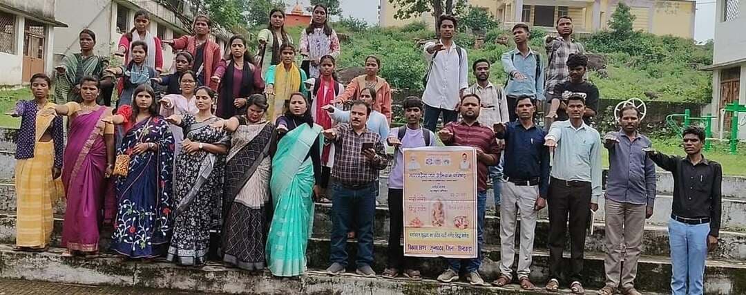 शासकीय महाविद्यालय जुन्नारदेव में "माटी गणेश–सिद्ध गणेश" अभियान का प्रशिक्षण आयोजित
=========================================================
मध्यप्रदेश जन अभियान परिषद (योजना, आर्थिक एवं सांख्यिकी विभाग, म.प्र. शासन) और नर्मदा समग्र के संयुक्त तत्वावधान में अध्ययन केंद्र शासकीय महाविद्यालय जुन्नारदेव में आज बहुआयामी कार्यक्रमों का भव्य आयोजन किया गया। यह आयोजन परिषद के जिला समन्वयक श्री अखिलेश जैन एवं विकासखंड समन्वयक श्री संजय बामने के कुशल मार्गदर्शन में "माटी गणेश–सिद्ध गणेश" अभियान के अंतर्गत विकासखंड स्तरीय कार्यक्रम के रूप में आयोजित किया गया।
कार्यक्रम का शुभारंभ मां सरस्वती पूजन एवं दीप प्रज्ज्वलन के साथ हुआ। कार्यक्रम का उद्देश्य पर्यावरण संरक्षण, भारतीय संस्कृति एवं परंपराओं के संरक्षण के साथ-साथ मिट्टी से निर्मित गणेश प्रतिमाओं के उपयोग के प्रति जन-जागरूकता बढ़ाना रहा। "माटी गणेश–सिद्ध गणेश" जागरूकता अभियान के साथ शिक्षक दिवस के अवसर पर विभिन्न जागरूकता अभियान एवं जन्माष्टमी के पावन पर्व पर मटकी फोड़ प्रतियोगिता तथा पर्यावरण जागरूकता मानव श्रृंखला जैसे कार्यक्रमों का आयोजन भी किया गया।
कार्यक्रम के दौरान विकासखंड समन्वयक श्री संजय बामने ने अभियान की विस्तृत रूपरेखा प्रस्तुत करते हुए बताया कि इस नवाचार के माध्यम से हर गांव और हर घर तक पर्यावरण शुद्धता का संदेश पहुंचाया जा रहा है, ताकि हमारी आस्था के साथ-साथ प्रकृति का भी संरक्षण हो सके।
इस अवसर पर मुख्य अतिथि डॉ. रीना सूर्यवंशी (समाजसेवी), विकासखंड समन्वयक श्री संजय बामने, श्री लवलेश प्रजापति (प्रशिक्षक), अध्यक्ष सामाजिक कल्याण एवं विकास समिति जुन्नारदेव सुश्री रानी सुमन, सुश्री इशरत मंसूरी, अध्यक्ष दृष्टि सामाजिक विकास एवं कल्याण समिति कन्हान, वनग्राम श्री बुनेश राजबैठे, अध्यक्ष पंख सामाजिक विकास एवं कल्याण समिति रामपुरे, परामर्शदाता श्री सरजू विश्वकर्मा, श्री गोविंद नंदवंशी, श्रीमती योगिता मर्सकोले, श्रीमती दीपा मेश्राम सहित बीएसडब्ल्यू/एमएसडब्ल्यू के छात्र-छात्राएं एवं नवांकुर संस्थाओं के प्रतिनिधि तथा ग्राम विकास प्रस्फुटन समिति के पदाधिकारी उपस्थित थे।
मंच पर विशिष्ट अतिथि के रूप में सुश्री इशरत मंसूरी, श्रीमती निमांशी रामपुरे, श्री बुनैश राजबैठे एवं श्री लवलेश प्रजापति सहित सभी गणमान्य अतिथियों ने अपने उद्बोधन में कहा कि अभियान का उद्देश्य पर्यावरण संरक्षण को बढ़ावा देना और गणेश चतुर्थी पर्व पर जन-जन को पवित्र माटी एवं गौमाता के गोबर से निर्मित गणेश प्रतिमाओं के उपयोग के लिए प्रोत्साहित करना है, ताकि जल स्रोतों की स्वच्छता बनी रहे और प्राकृतिक संतुलन भी अक्षुण्ण रहे। इसके बाद सभी से आग्रह किया गया कि अपने आसपास मिट्टी के गणेश जी का निर्माण कर उन्हीं की स्थापना करते हुए धार्मिक आयोजन करें तथा अन्य लोगों को भी इस कार्य के लिए प्रेरित करें। कार्यक्रम का कुशल संचालन श्री सरजू विश्वकर्मा ने किया तथा आभार श्री गोविंद नंदवंशी ने व्यक्त किया। इस दौरान श्रीमती मंजू साहू, श्रीमती डॉली साहू, श्रीमती श्रद्धा विश्वकर्मा, श्रीमती दिशा साहू, श्रीमती रीना यादव, श्रीमती पलक कुमरे, श्री नकुल सिरसाम, श्री शिवराज कुमरे, श्री राजेंद्र झरबडे, श्री दुर्गेश उईके सहित अन्य उपस्थित थे।