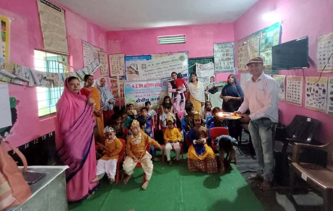 आंगनबाड़ी केंद्र अंबाडा में धूमधाम से मनाया गया श्रीकृष्ण जन्माष्टमी पर्व
===========================================================
मध्यप्रदेश जन अभियान परिषद्, परासिया के सेक्टर क्रमांक-1 अंतर्गत आंगनबाड़ी केंद्र क्रमांक-5, अंबाडा में श्रीकृष्ण जन्माष्टमी पर्व उत्साह एवं श्रद्धा के साथ मनाया गया। कार्यक्रम में बच्चों को श्रीकृष्ण एवं राधा के स्वरूप में सजाकर आकर्षक झांकी प्रस्तुत की गई, जिसने उपस्थित जनों का मन मोह लिया।
कार्यक्रम का शुभारंभ मध्यप्रदेश जन अभियान परिषद् के परामर्शदाता श्री मनीष कैथवास द्वारा भगवान श्रीकृष्ण की आरती एवं बच्चों का तिलक लगाकर स्वागत करने से हुआ। इस अवसर पर उन्होंने कहा कि नन्हे-मुन्ने बच्चे भगवान श्रीकृष्ण के बाल स्वरूप के समान होते हैं और ऐसे सांस्कृतिक आयोजन बच्चों में संस्कार एवं भारतीय परंपराओं के प्रति सम्मान की भावना विकसित करते हैं।
कार्यक्रम में बच्चों ने श्रीकृष्ण की बाल लीलाओं पर आधारित मनमोहक नृत्य प्रस्तुत कर सभी का दिल जीत लिया। बच्चों की प्रस्तुति से अभिभूत होकर उपस्थित अतिथि भी उनके साथ नृत्य करने से स्वयं को नहीं रोक सके। आयोजन के दौरान सभी बच्चों को मिष्ठान का वितरण किया गया।
आंगनबाड़ी कार्यकर्ता श्रीमती पुष्पा भलावी एवं सहायिका श्रीमती आसमा खान ने अभिभावकों एवं ग्रामीणों से ऐसे सांस्कृतिक एवं शैक्षणिक कार्यक्रमों में सहभागिता बनाए रखने का आग्रह किया। यह कार्यक्रम महिला एवं बाल विकास विभाग की परियोजना अधिकारी सुश्री मोनिका उईके तथा सेक्टर सुपरवाइजर श्रीमती विद्या मर्शकोले के मार्गदर्शन में मध्यप्रदेश जन अभियान परिषद् के परामर्शदाता श्री मनीष कैथवास के सहयोग से आयोजित किया गया। कार्यक्रम में ग्राम विकास प्रस्फुटन समिति अंबाडा के सदस्य, बीएसडब्ल्यू एवं एमएसडब्ल्यू के छात्र-छात्राएं, आंगनबाड़ी कार्यकर्ता एवं सहायिका सहित बड़ी संख्या में अभिभावक, ग्रामीणजन एवं गणमान्य नागरिक उपस्थित थे।