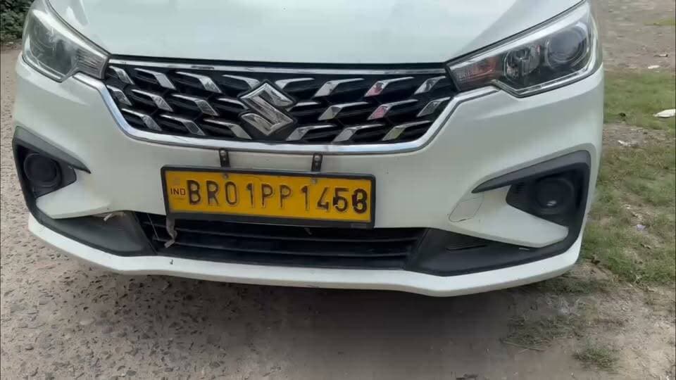 मोकामा में नंबर प्लेट में छेड़छाड़ कर चलाई जा रही संदिग्ध पुलिसिया गाड़ी जब्त, चालक हिरासत में**
**मोकामा।** मोकामा थाना पुलिस ने गुप्त सूचना के आधार पर कार्रवाई करते हुए शहीद गेट के पास से एक संदिग्ध चार पहिया वाहन को जब्त किया है। पुलिस की जांच में यह बात सामने आई है कि गाड़ी की नंबर प्लेट के साथ जानबूझकर छेड़छाड़ की गई थी ताकि उसकी असली पहचान छिपाई जा सके।
मोकामा थानाध्यक्ष कुनाल कुमार ने बताया कि सोमवार शाम को गश्त के दौरान पुलिस को इस गाड़ी के बारे में गुप्त सूचना मिली थी। इसके तुरंत बाद शहीद गेट के पास घेराबंदी कर वाहन को रोककर जांच की गई। जांच के दौरान पुलिस अधिकारियों ने पाया कि फोर व्हीलर की नंबर प्लेट पर काले रंग का टेप लगाकर नंबरों में फेरबदल किया गया था। हैरानी की बात यह है कि कुछ दिनों पहले इसी वाहन पर लाल रंग का टेप लगाकर नंबर बदला गया था, और बाद में दोबारा काले टेप का इस्तेमाल करके इसे बदला गया।
जब्त की गई गाड़ी पर बाकायदा 'पुलिस' लिखा हुआ था और उस पर पुलिस वाली नीली-लाल बत्ती भी लगी हुई थी। शुरुआती पूछताछ में हिरासत में लिए गए चालक ने पुलिस को बताया कि इस वाहन का उपयोग मोकामा आरपीएफ (RPF) कैंप के असिस्टेंट कमांडेंट के आने-जाने के लिए किया जाता था।
पुलिस ने गाड़ी को तुरंत अपने कब्जे में ले लिया है और चालक को भी हिरासत में लेकर थाने ले आई है। पकड़ा गया चालक मोकामा के वार्ड नंबर-07 का निवासी प्रेम कुमार बताया जा रहा है।
थानाध्यक्ष ने बताया कि मामले की गंभीरता को देखते हुए सभी कोणों से जांच की जा रही है। पुलिस मुख्य रूप से इस बात की पड़ताल कर रही है कि नंबर प्लेट में बार-बार बदलाव क्यों किया जा रहा था, यह गाड़ी असल में किसके नाम पर पंजीकृत (रजिस्टर्ड) है, और इसके पीछे का असली मकसद क्या था। जल्द ही जांच पूरी कर आगे की कानूनी कार्रवाई की जाएगी।
#Mokama #AnantSingh