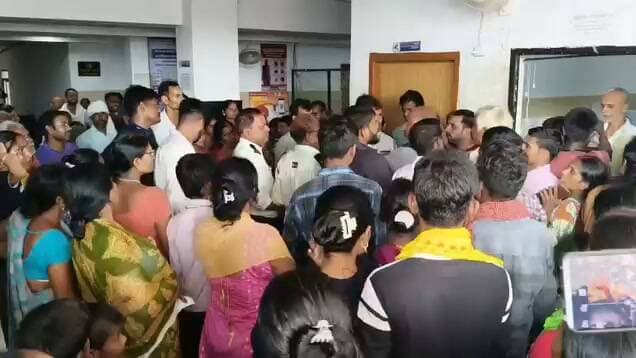 (बाढ़ अनुमंडल अस्पताल के दवा काउंटर पर मरीज के परिजन और सुरक्षा गार्ड के बीच तीखी बहस जमकर हुआ हंगामा)
#barh