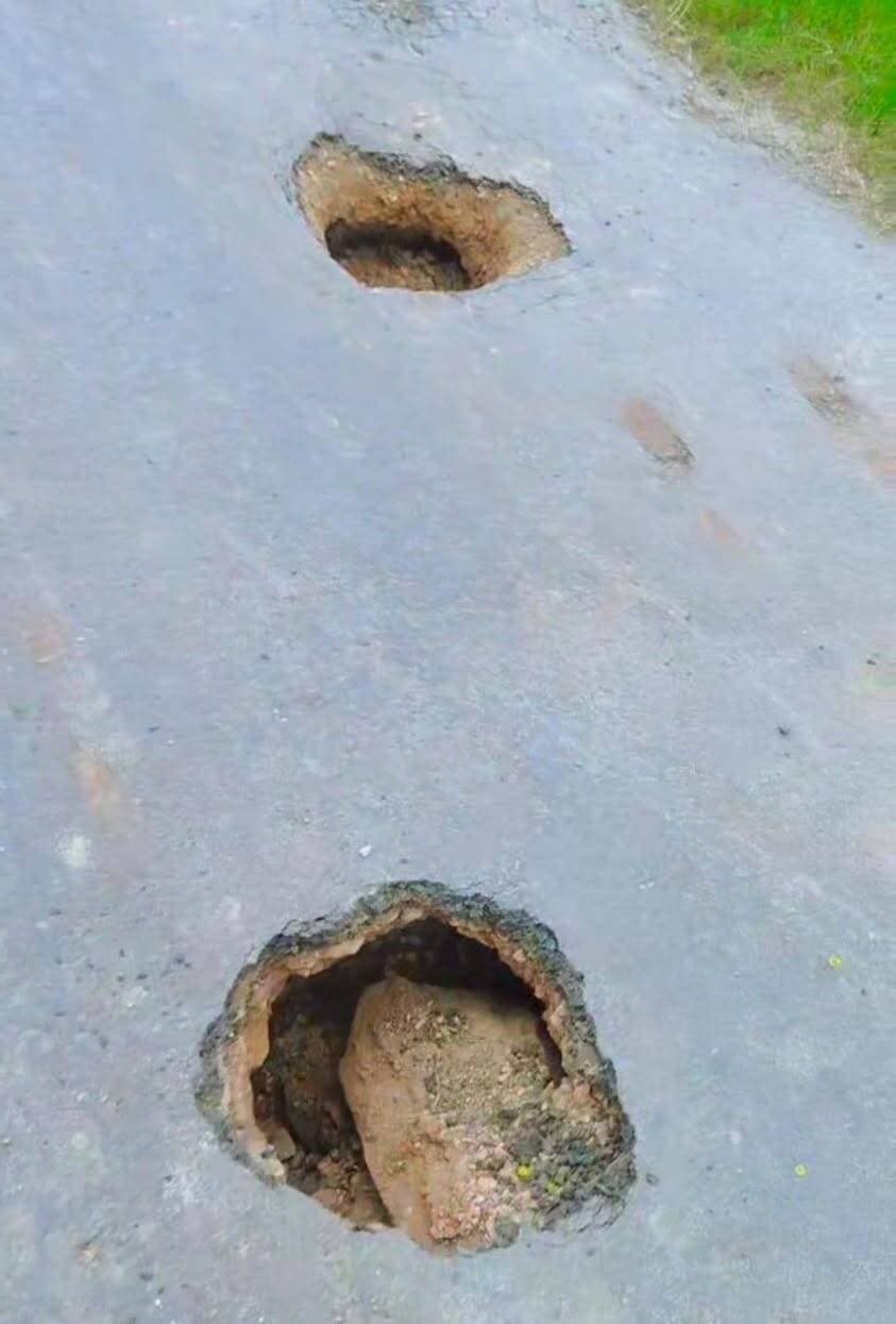 रेही में मुख्य मार्ग बदहाल, गहरे गड्ढों से हादसे का खतरा
मिर्जापुर। लालगंज थाना क्षेत्र के रेही ग्रामसभा के मुख्य मार्ग पर जगह-जगह गहरे गड्ढे बने हैं। बारिश में पानी भरने से राहगीरों और दोपहिया वाहन चालकों को दुर्घटना का खतरा बना हुआ है। ग्रामीणों ने ग्राम पंचायत व संबंधित विभाग से सड़क और पुलिया के आसपास मरम्मत कराने तथा निर्माण कार्यों की जांच की मांग की है।
#TodayMirzapur #मिर्जापुर #लालगंज #रेही #सड़क_समस्या