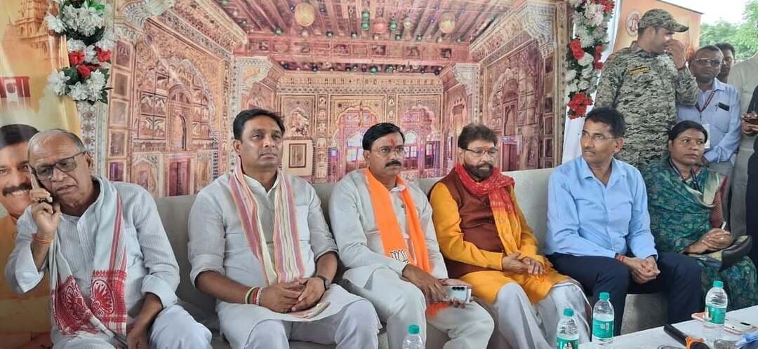 श्रवण कुमार बनकर वृद्ध माता-पिता की सेवा कर रही सरकार - राज्यमंत्री श्री लोधी
==
कामाख्या दर्शन से पूर्ण होंगी तीर्थ यात्रियों की मनोकामनाएं- सांसद श्री लोधी
==
मॉ कामाख्या देवी देश पर बरसाएं आनंद, प्राकृतिक आपदाओ से करें रक्षा - पिछड़ा वर्ग आयोग अध्यक्ष डॉ. कुसमरिया
==
तीर्थ दर्शन योजना से बुजुर्ग श्रद्धालुओं के सपनों को मिल रही नई उड़ान- कलेक्टर श्री यादव
==
दमोह से कामाख्या के लिए रवाना हुई स्पेशल ट्रेन,
==
460 यात्री कर रहे धार्मिक यात्रा
==
कामाख्या यात्रा को लेकर यात्रियों में दिखा उत्साह,
==
सुख-सुविधाओं का रखा गया ध्यान, यात्रियों ने जताई खुशी
==
मुख्यमंत्री तीर्थ दर्शन योजना के अंर्तगत कामाख्या माता के दर्शन के लिए जिले से स्पेशल ट्रेन रवाना की गई। यात्रा के लिए कुल 479 यात्रियों का पंजीयन हुआ था, जिनमें से 460 यात्री कामाख्या धाम की धार्मिक यात्रा पर रवाना हुए। ट्रेन के रवाना होने के अवसर पर यात्रियों में उत्साह देखने को मिला।
दमोह से मुख्यमंत्री तीर्थ दर्शन योजना के तहत कामाख्या देवी की तीर्थयात्रा पर जाने वाली विशेष ट्रेन को प्रदेश के संस्कृति, पर्यटन, धार्मिक न्यास एवं धर्मस्व विभाग राज्यमंत्री धर्मेंद्र सिंह लोधी, सांसद दमोह राहुल सिंह लोधी, पिछड़ा वर्ग कल्याण आयोग के अध्यक्ष डॉ. रामकृष्ण कुसमरिया एवं कलेक्टर प्रताप नारायण यादव ने हरी झंडी दिखाकर रवाना किया।
इस अवसर पर जनप्रतिनिधियों एवं अधिकारियों ने तीर्थयात्रियों का पुष्पगुच्छ भेंट कर स्वागत किया तथा मंगलमय यात्रा की शुभकामनाएं दीं। यात्रियों की सुविधा एवं सुरक्षा के लिए ट्रेन में अनुरक्षक दल, चिकित्सकीय दल सहित आवश्यक व्यवस्थाएं सुनिश्चित की गई हैं।
यात्रियों की सुख-सुविधाओं का पूरा ध्यान मुख्यमंत्री डॉ. मोहन यादव के नेतृत्व वाली सरकार द्वारा रखा जा रहा है। सरकार श्रवण कुमार की भावना के साथ वृद्ध माता-पिता की सेवा और तीर्थयात्रा जैसी सुविधाएं उपलब्ध कराने का कार्य कर रही है, इस आशय की विचार प्रदेश के संस्कृति, पर्यटन, धार्मिक न्यास एवं धर्मस्व विभाग राज्यमंत्री स्वतंत्र प्रभार धर्मेन्द्र सिंह लोधी ने कामाख्या माता दर्शन के लिए जिले से स्पेशल ट्रेन के रवाना होने के दौरान व्यक्त किए।
राज्यमंत्री श्री लोधी ने कहा कामाख्या धाम काफी दूर होने के कारण अनेक लोग इच्छा होने के बावजूद वहां दर्शन के लिए नहीं जा पाते। ऐसे में दमोह से सीधे स्पेशल ट्रेन का संचालन यात्रियों के लिए महत्वपूर्ण सुविधा है। यात्रियों को कामाख्या माता के दर्शन का अवसर मिलेगा और वे सुख-समृद्धि की कामना कर सकेंगे। उन्होने यात्रियों को सुखद एवं मंगलमय यात्रा की शुभकामनाएं देते हुए कामाख्या माता से सभी के सुखी, निरोगी एवं मंगलमय जीवन की प्रार्थना की।
सांसद राहुल सिंह लोधी ने कहा कि प्रदेश के वृद्धजनों को तीर्थ दर्शन कराने की दिशा में मध्यप्रदेश सरकार द्वारा निरंतर प्रयास किए जा रहे हैं। इसी क्रम में दमोह से 460 तीर्थ यात्रियों को माता कामाख्या के दर्शन के लिए विशेष ट्रेन से रवाना किया गया।
उन्होने मुख्यमंत्री डॉ. मोहन यादव और संस्कृति मंत्री धर्मेंद्र सिंह लोधी को धन्यवाद देते हुए कहा सरकार वृद्धजनों के लिए श्रवण कुमार की भूमिका निभा रही है, चारों धाम के दर्शन के बाद माता कामाख्या के दर्शन का अवसर मिलना सौभाग्य की बात है।
मध्यप्रदेश राज्य पिछड़ा वर्ग आयोग अध्यक्ष डॉ. रामकृष्ण कुसमरिया ने कहा कि कामाख्या देवी से प्रार्थना है कि वे पूरे देश पर आनंद और सुख-समृद्धि की वर्षा करें तथा देशवासियों को प्राकृतिक आपदाओं से सुरक्षित रखें। साथ ही लोगों को ईश्वर भक्ति और सद्भावना से ओत-प्रोत कर भारत की गरिमा को और बढ़ाने का आशीर्वाद प्रदान करें।
उन्होंने कहा यह आयोजन पहले से ही शुरू था और इसे लेकर लगातार प्रयास किए जाते रहे हैं। अब यह आयोजन और अधिक व्यापक रूप लेता जा रहा है। उन्होंने कामना की कि आने वाले समय में भी यह पहल निरंतर आगे बढ़े और अधिक से अधिक लोगों को इसका लाभ मिले।
कलेक्टर प्रताप नारायण यादव ने कहा यह यात्रा श्रद्धालुओं के उन सपनों की यात्रा है, जिन्हें उन्होंने वर्षों से अपने मन में संजोकर रखा था। इन श्रद्धालुओं ने अपना पूरा जीवन परिवार, समाज और राष्ट्र की सेवा में समर्पित किया है। पारिवारिक एवं सामाजिक दायित्वों के निर्वहन के बाद व्यक्ति के जीवन में आध्यात्मिक उन्नति का भी विशेष महत्व होता है। मुख्यमंत्री तीर्थ दर्शन योजना के माध्यम से मध्यप्रदेश शासन द्वारा श्रद्धालुओं की इस आध्यात्मिक आकांक्षा को पूरा करने का कार्य किया जा रहा है।
उन्होने कहा श्रद्धालुओं के चेहरों पर दिखाई दे रही खुशी और प्रसन्नता को लेकर जिला प्रशासन ने प्रसन्नता व्यक्त की। शासन-प्रशासन द्वारा की गई व्यवस्थाओं से श्रद्धालु संतुष्ट एवं उत्साहित नजर आए। यात्रा पर रवाना होते समय श्रद्धालुओं ने शासन-प्रशासन के सहयोग से तीर्थ दर्शन का अवसर मिलने पर खुशी जाहिर की।
कलेक्टर श्री यादव ने कहा जिला प्रशासन की ओर से सभी श्रद्धालुओं को सुखद एवं मंगलमय यात्रा की शुभकामनाएं दी गईं। साथ ही बाबा जागेश्वरनाथ से उनकी यात्रा के सफल एवं निर्विघ्न होने की प्रार्थना की गई। श्रद्धालु तीर्थ यात्रा पूर्ण कर 12 सितंबर को वापस लौटेंगे, जहां जिला प्रशासन द्वारा उनका पुनः स्वागत किया जाएगा।