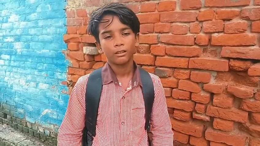 “तुम भंगी हो…” छात्र कृष्ण का आरोप, टीचर पर भेदभाव के गंभीर आरोप।
यह लड़का कृष्ण नाम का है उच्च प्राथमिक विद्यालय पतरासी ब्लाक नकहा जिला लखीमपुर खीरी में पढता है इस लड़के का आरोप है वंदना नाम की टीचर हैं जो हमसे भेदभाव करते हैं बोलते हैं तुम भंगी हो हम तुम्हें ना तो छुऐंगे ना तो हम तुम्हें पढ़ाएंगे यहां से भाग जाओ ना तो इस बच्चे को तक दिए हैं