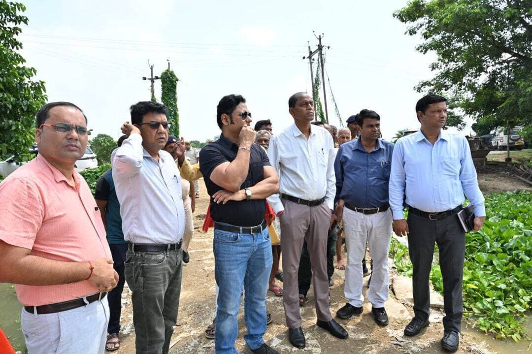 पिपरिया के बाढ़ प्रभावित सुमन चौक पहुंचे प्रभारी सचिव, राहत-बचाव व्यवस्था तेज करने के निर्देश।
लखीसराय। प्रभारी सचिव कंवल तनुज ने सोमवार को जिले के बाढ़ प्रभावित पिपरिया प्रखंड के सुमन चौक पहुंचकर स्थिति का जायजा लिया। उन्होंने गंगा, हरूहर और किऊल नदियों के संगम क्षेत्र का निरीक्षण कर बाढ़ से पिपरिया क्षेत्र पर पड़ने वाले प्रभाव की जानकारी ली।
इस दौरान प्रभारी सचिव ने सुमन चौक के समीप बने छोटे बांध का भी निरीक्षण किया और अधिकारियों को आवश्यक दिशा-निर्देश दिए। उन्होंने कहा कि जरूरत के अनुसार जल्द से जल्द सामुदायिक केंद्र संचालित किया जाए, ताकि बाढ़ प्रभावित लोगों को सुरक्षित स्थान और आवश्यक सुविधाएं उपलब्ध कराई जा सकें।
उन्होंने प्रभावित लोगों के लिए एंबुलेंस की व्यवस्था करने के साथ पशुओं के लिए भी एंबुलेंस एवं अन्य आवश्यक सुविधाएं उपलब्ध कराने का निर्देश दिया। साथ ही बाढ़ प्रभावित लोगों को हरसंभव सहायता उपलब्ध कराने और राहत कार्य में किसी तरह की कमी नहीं रहने देने को कहा।
निरीक्षण के दौरान डीएम शैलेंद्र कुमार, अपर समाहर्ता नीरज कुमार, डीडीसी सुमित कुमार, एसडीओ प्रभाकर कुमार सहित अन्य पदाधिकारी मौजूद रहे।