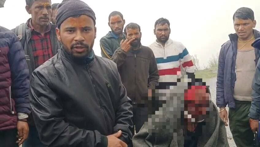 भालू ने जोशीमठ विकासखंड के कलगाेठ गांव के एक व्यक्ति पर किया हमला। लगातार बढ़ रही है भालू की चलहकदमी।
#chamoli #uttarakhand #pahadi #bears