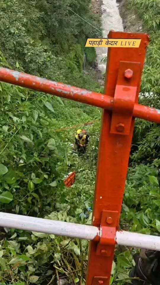 केदारनाथ यात्रा मार्ग के गौरीकुंड में खाई में गिरा महाराष्ट्र का यात्री, मौत!! छौड़ी गधेरे के पास हुआ हादसा, रेस्क्यू टीम ने बरामद किया शव,, डेंजर प्वाइंट पर सुरक्षा बढ़ाने के निर्देश!!
केदारनाथ पैदल यात्रा मार्ग पर सोमवार सुबह बड़ा हादसा हो गया। गौरीकुंड से आगे छौड़ी गधेरे के समीप एक यात्री अनियंत्रित होकर गहरी खाई में जा गिरा। हादसे में महाराष्ट्र निवासी 59 वर्षीय यात्री की मौत हो गई।
सूचना मिलते ही एसडीआरएफ, डीडीआरएफ, वाईएमएफ और आपदा मित्र की टीमें मौके पर पहुंचीं और राहत एवं बचाव अभियान शुरू किया।
चौकी गौरीकुंड से सोमवार सुबह करीब 10:06 बजे जिला आपातकालीन परिचालन केंद्र रुद्रप्रयाग को यात्री के खाई में गिरने की सूचना मिली। इसके बाद जिला आपदा प्रबंधन विभाग ने तत्काल एसडीआरएफ सोनप्रयाग, सेक्टर अधिकारी गौरीकुंड समेत डीडीआरएफ, वाईएमएफ और आपदा मित्र की टीमों को मौके पर भेजा। रेस्क्यू अभियान के दौरान यात्री को खाई से बाहर निकाला गया, लेकिन उसकी मौत हो चुकी थी।
मृतक की पहचान यशवंत किसनराव थोरात (59 वर्ष), निवासी गणेशनगर, पुणे, महाराष्ट्र के रूप में हुई है। घटना के बाद संबंधित टीमों ने आवश्यक कार्रवाई शुरू कर दी।