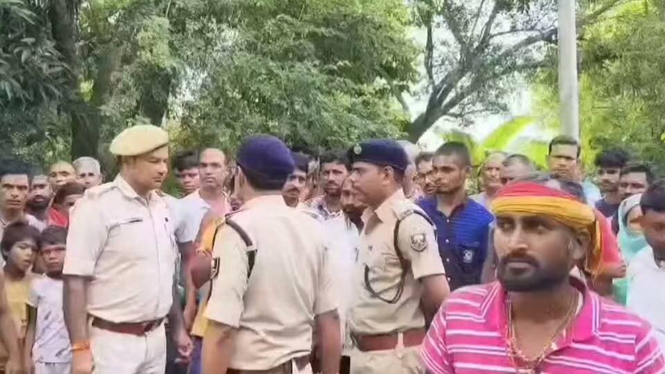 बेगूसराय मे चकूधो बिनलपुर बांध के समीप चादर से लिपटा हुआ महिला का शव बरामद, गर्दन पर रस्सी का निशान