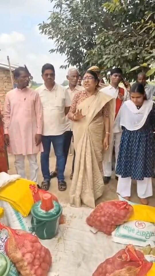 पूर्व विधायिका सुनीता सिंह जमानियां विधानसभा के बाढ़ प्रभावित क्षेत्र ग्राम कालनपुर व मतसा में सरकार द्वारा उपलब्ध कराई जा रही राहत सामग्री का उक्त गांव में वितरण कराया गया, साथ में उपजिलाधिकारी, जमानियां मंडल अध्यक्ष पप्पू चौबे, महामंत्री द्वय विपिन राय, अनिल विंद, नगीना राय, ललीता प्रधान आदि उपस्थित रहे। Sunita Singh Gahmari Om Prakash Rai Chief Minister Office Uttar Pradesh Piyush Kumar Rai समर्थक सुनीता सिंह MYogiAdityanath #GhazipurNews