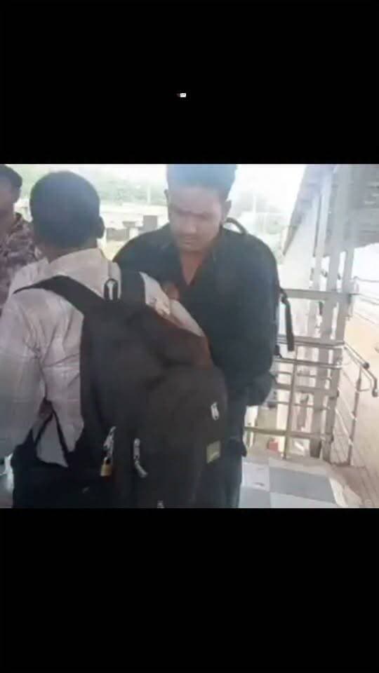 मुड़वारा स्टेशन पर टिकट चेकिंग के दौरान यात्री-TC में विवाद, वीडियो वायरल