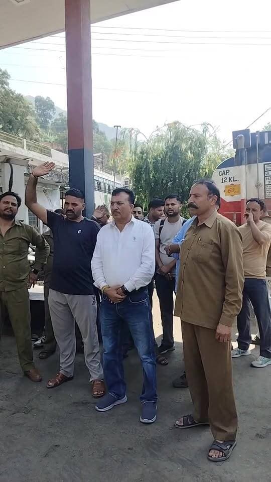 ड्राइवर्स यूनियन की आज फिर गेट मीटिंग, कार्रवाई न होने पर काम बंद करने की चेतावनी
मंगलवार शाम 5 बजे तक का समय मांगा है। यूनियन ने स्पष्ट चेतावनी दी है कि यदि निर्धारित समय तक SO के खिलाफ कार्रवाई नहीं होती है तो ड्राइवर्स यूनियन के साथ परिचालक यूनियन भी बुधवार सुबह 9 बजे के बाद काम बंद करने का निर्णय लेगी।