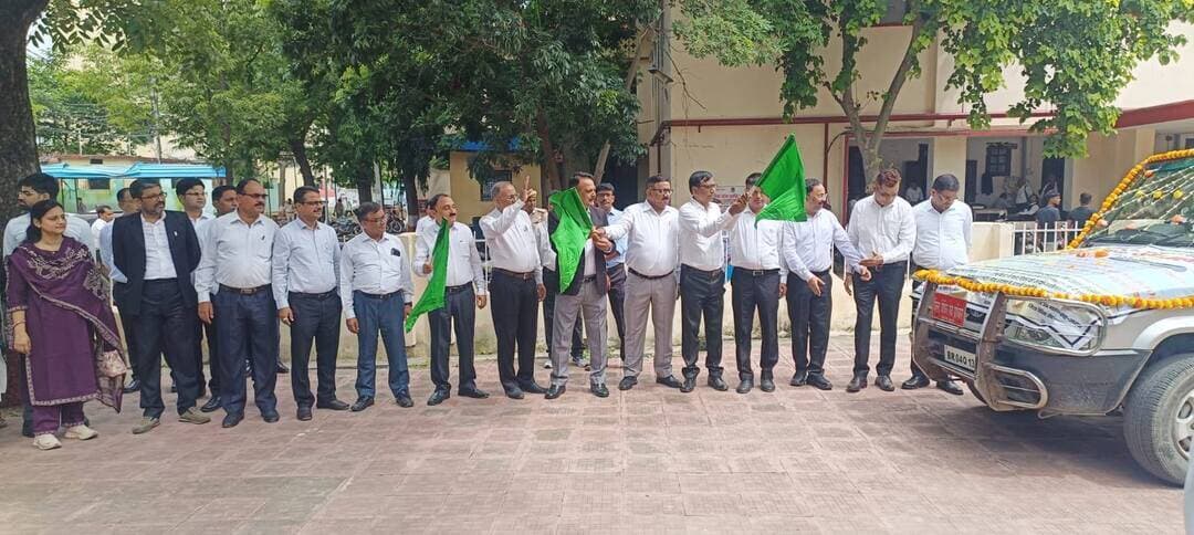आगामी दिनांक 12.09.2026 को होने वाले राष्ट्रीय लोक अदालत हेतु छपरा में जागरूकता रथ रवाना।
आम जनमानस को सुलभ और त्वरित न्याय दिलाने के उद्देश्य से सोमवार, 7 सितम्बर 2026 को सुबह 10 बजे व्यवहार न्यायालय परिसर में स्थित जिला विधिक सेवा प्राधिकार (DLSA), सारण के प्रांगण में आगामी दिनांक 12.09.2026 को आयोजित होने वाले राष्ट्रीय लोक अदालत की सफलता सुनिश्चित करने और नागरिकों को जागरूक करने के लिए विशेष 'प्रचार वाहन' (जागरूकता रथ) श्री अनंत सिंह, प्रधान जिला एवं सत्र न्यायाधीश-सह-अध्यक्ष, जिला विधिक सेवा प्राधिकार, सारण द्वारा हरी झंडी दिखाकर विशेष प्रचार वाहनो को रवाना किया गया।
इस अवसर पर श्री हम्बिर सिंह बाघेल, प्रधान न्यायाधीश परिवार न्यायालय; श्री सैयद मोहम्मद फ़ज़लूल बारी, जिला अपर सत्र न्यायाधीश प्रथम; श्री अनुराग कुमार त्रिपाठी,जिला अपर सत्र न्यायाधीश द्वितीय; विशेष उत्पाद न्यायाधीश प्रथम, द्वितीय तृतीय; जिला विधिक सेवा प्राधिकार के सचिव, श्री राजीव कुमार, तथा अन्य न्यायिक पदाधिकारीगण, के अलावे पूर्णेन्दु रंजन, मुख्य लैड्स, एवं लैड्स कर्मी, DLSA कर्मी, एवं न्यायालय कर्मी और बिहार ग्रामीण बैंक के पदाधिकारीगण उपस्थित रहे। यह प्रचार वाहन जिले के विभिन्न प्रखंडों, सुदूर ग्रामीण क्षेत्रों और प्रमुख सार्वजनिक स्थलों पर भ्रमण करेगा। इसका मुख्य लक्ष्य आम नागरिकों को लोक अदालत के माध्यम से मुकदमों के आपसी समझौते के आधार पर त्वरित और निःशुल्क निष्पादन की जानकारी देना है।
लोगों को यह समझाना कि लोक अदालत में सुलझाए गए मामलों की कोई अपील नहीं होती और इससे समय व धन दोनों की बचत होती है, एवं दीवानी मामलो का न्याय शुल्क भी वापस किया जाता है।
लाउडस्पीकर और पंपलेट्स के माध्यम से बैंक ऋण, दीवानी मामले दवा वाद और अन्य समनीय मामलों के साथ ट्रैफिक चालान, बिजली, पानी बिल, वन विभाग से संबंधित (Compoundable) अपराधों के निपटारे के लिए प्रेरित करना है।
वाहन को रवाना करते हुए प्रधान जिला एवं सत्र न्यायाधीश ने कहा कि "लोक अदालत न्याय का वह द्वार है जहाँ कोई हारता नहीं, बल्कि दोनों पक्षों की जीत होती है।" उन्होंने जिलेवासियों से अपील की कि वे इस अवसर पर आयोजित होने वाले राष्ट्रीय लोक अदालत का लाभ उठाएं और अपने लंबित मामलों को जादा से जादा आपसी सहमति से समाप्त कराएं।