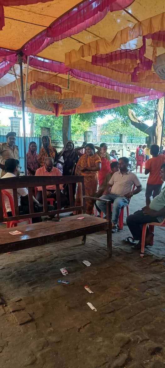 बाढ़ प्रभावितों को राहत, सामुदायिक किचन से मिल रहा नियमित भोजन
रिविलगंज प्रखंड की दिलिया रहीमपुर पंचायत के वार्ड संख्या-04 स्थित साधु लाल पृथ्वी चंद प्लस टू हाई स्कूल में सामुदायिक किचन संचालित किया जा रहा है।
यहाँ बाढ़ प्रभावित लोगों को नियमित रूप से भोजन एवं आवश्यक सुविधाएं उपलब्ध कराई जा रही हैं। जिला प्रशासन की तत्परता और संवेदनशील प्रयासों से प्रभावित परिवारों को राहत मिल रही है।