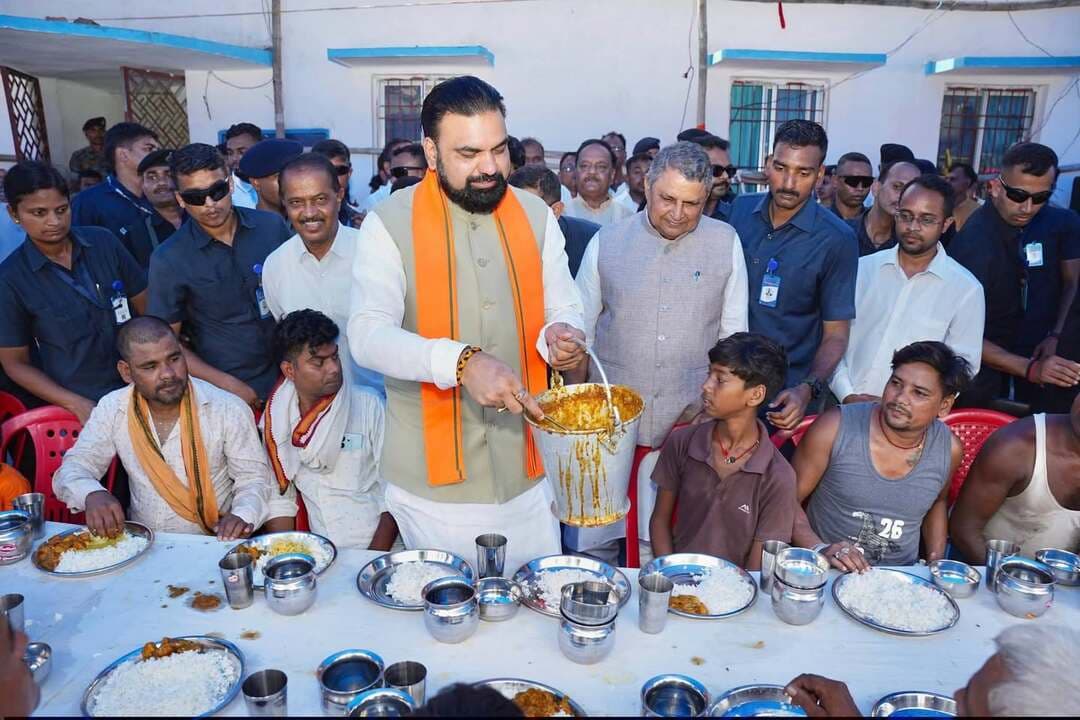 मुख्यमंत्री श्री सम्राट चौधरी ने सोनपुर में बाढ़ राहत शिविर का किया निरीक्षण, प्रभावितों से की आत्मीय बातचीत
सारण जिले में बाढ़ प्रभावित लोगों को हरसंभव सहायता उपलब्ध कराने के निर्देश
छपरा,07 सितंबर,2026। मुख्यमंत्री श्री सम्राट चौधरी ने आज सारण जिले के सोनपुर शहर स्थित स्काउट एंड गाइड सेंटर में संचालित बाढ़ राहत शिविर का निरीक्षण किया। इस दौरान उन्होंने राहत शिविर में रह रहे बाढ़ प्रभावित लोगों से आत्मीयता के साथ बातचीत कर उपलब्ध कराई जा रही सुविधाओं की जानकारी ली। मुख्यमंत्री ने स्वयं प्रभावित लोगों के साथ भोजन किया तथा भोजन की गुणवत्ता का जायजा लिया। राहत शिविर में रह रहे लोगों ने व्यवस्थाओं के प्रति संतोष व्यक्त करते हुए बताया कि उन्हें भोजन, आवासन एवं अन्य आवश्यक सुविधाएं पर्याप्त रूप से उपलब्ध कराई जा रही हैं।
मुख्यमंत्री ने राहत शिविर में संचालित कम्युनिटी किचन का निरीक्षण कर भोजन की गुणवत्ता एवं वितरण व्यवस्था की जानकारी ली। उन्होंने पंजीकरण-सह-नियंत्रण कक्ष की व्यवस्था का भी जायजा लिया। साथ ही महिलाओं एवं पुरुषों के लिए अलग-अलग रहने की व्यवस्था का निरीक्षण किया और शिविर में रह रहे लोगों से सीधे संवाद कर उनकी समस्याओं एवं आवश्यकताओं की जानकारी प्राप्त की।
मुख्यमंत्री ने राहत शिविर में संचालित आंगनबाड़ी केंद्र एवं शैक्षणिक शिविर का भी निरीक्षण किया। उन्होंने बच्चों से बातचीत कर उनकी पढ़ाई, शैक्षणिक गतिविधियों एवं खान-पान के संबंध में जानकारी ली। मुख्यमंत्री ने निर्देश दिया कि बाढ़ प्रभावित बच्चों की शिक्षा एवं अन्य आवश्यक गतिविधियां प्रभावित न हों तथा शिविरों में बच्चों के लिए आवश्यक सुविधाएं उपलब्ध रहें।
स्वास्थ्य एवं पशु चिकित्सा सेवाओं की समीक्षा के दौरान मुख्यमंत्री ने चिकित्सकों से उपलब्ध जांच एवं उपचार सुविधाओं की जानकारी ली। उन्होंने निर्देश दिया कि बीमार होने की स्थिति में बाढ़ प्रभावित लोगों को तत्काल चिकित्सा सुविधा उपलब्ध कराई जाए और किसी भी व्यक्ति को इलाज के लिए परेशानी न हो। पशु चिकित्सा शिविर की भी जानकारी लेते हुए उन्होंने पशुओं के लिए पर्याप्त दवाएं उपलब्ध रखने तथा बाढ़ प्रभावित क्षेत्रों में पशु चारा की समुचित व्यवस्था सुनिश्चित करने का निर्देश दिया।
मुख्यमंत्री ने कहा कि बाढ़ के पानी में डूबने से हुई मृत्यु के मामलों में मृतकों के आश्रितों को चार-चार लाख रुपये की सहायता राशि प्रदान की गई है। उन्होंने यह भी कहा कि बाढ़ से हुई फसल क्षति का आकलन कराया जाएगा तथा प्रभावित किसानों को नियमानुसार समुचित मुआवजा दिया जाएगा।
मुख्यमंत्री ने कहा कि वर्तमान में आपदा की स्थिति में सरकार पूरी तरह प्रभावित लोगों के साथ खड़ी है। बाढ़ प्रभावित परिवारों के लिए भोजन, चिकित्सा, पढ़ाई एवं अन्य आवश्यक सुविधाओं की व्यवस्था की गई है। जिला प्रशासन द्वारा स्थिति की लगातार मॉनिटरिंग की जा रही है तथा प्रभावित लोगों को हरसंभव सहायता उपलब्ध कराई जा रही है।
मुख्यमंत्री ने कहा कि बाढ़ की स्थिति सामान्य होने के बाद घर-घर जाकर नुकसान का आकलन कराया जाएगा तथा प्रभावित लोगों को हरसंभव राहत उपलब्ध कराई जाएगी। उन्होंने गंगा में बाढ़ की समस्या के स्थायी समाधान के लिए किए जा रहे प्रयासों की भी जानकारी दी और कहा कि गंगा के स्ट्रेच को एक सीमा में बांधने के संबंध में केंद्रीय जल आयोग से भी बातचीत की गई है, ताकि प्रत्येक वर्ष बाढ़ से उत्पन्न होने वाली समस्या का स्थायी समाधान किया जा सके।
मुख्यमंत्री ने बताया कि गंगा नदी के जलस्तर में लगभग 17 से 18 सेंटीमीटर की गिरावट दर्ज की गई है। फरक्का बराज से अभी लगभग 15 लाख क्यूसेक पानी का लगातार डिस्चार्ज हो रहा है। उन्होंने अगले दो-तीन दिनों में स्थिति में और राहत मिलने की संभावना व्यक्त की। उन्होंने कहा कि पदाधिकारी लगातार स्थिति पर नजर बनाए हुए हैं और आपदा से लोगों को राहत दिलाने के लिए सरकार द्वारा हर स्तर पर प्रयास किया जा रहा है।
निरीक्षण के दौरान उप मुख्यमंत्री सह जल संसाधन मंत्री श्री विजय कुमार चौधरी, उप मुख्यमंत्री श्री विजेंद्र प्रसाद यादव, विधायकगण, जनप्रतिनिधिगण, मुख्यमंत्री के प्रधान सचिव श्री दीपक कुमार, आपदा प्रबंधन विभाग के प्रधान सचिव श्री संतोष कुमार मल्ल, गृह विभाग के प्रधान सचिव श्री पंकज कुमार, सारण के जिला पदाधिकारी श्री वैभव श्रीवास्तव, सारण के वरीय पुलिस अधीक्षक श्री रोशन कुमार सहित अन्य वरीय पदाधिकारी उपस्थित थे।