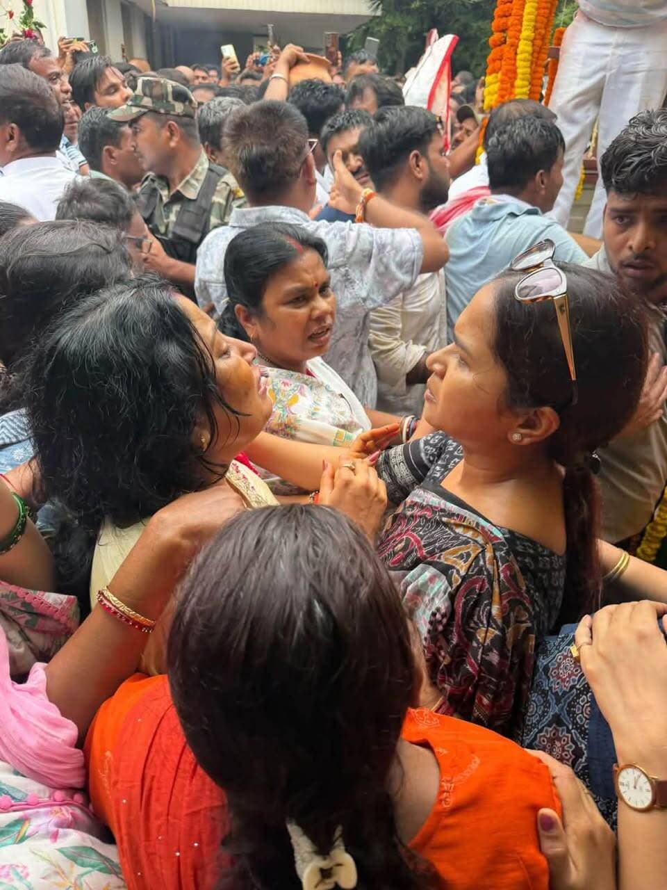 भावुक पल…
मंत्री सुदिव्य सोनू के निधन ने हर किसी को भीतर तक झकझोर दिया। अंतिम दर्शन के दौरान हर आंख नम थी, हर चेहरा मायूस था और माहौल गमगीन। उन्हें अंतिम विदाई देते हुए हर किसी की भावनाएं छलक उठीं।