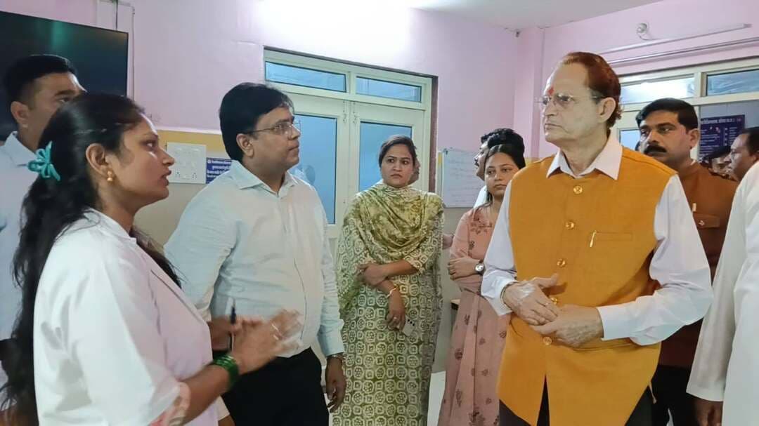 मध्यप्रदेश मानव अधिकार आयोग के अध्यक्ष डॉ. अवधेश प्रताप सिंह ने जिला चिकित्सालय दतिया का औचक निरीक्षण किया।उन्होंने मरीजों को उपलब्ध कराई जा रही स्वास्थ्य सेवाओं एवं विभिन्न व्यवस्थाओं का बारीकी से जायजा लिया तथा मरीजों एवं उनके परिजनों से चर्चा कर उन्हें मिल रही स्वास्थ्य सुविधाओं की जानकारी प्राप्त की।
इस दौरान टीकाकरण कक्ष, अल्ट्रासाउंड कक्ष, मेटरनिटी वार्ड, आईसीयू वार्ड, ऑपरेशन थिएटर, एमएलसीयू यूनिट, स्पेशल केयर न्यू बॉर्न यूनिट,शौचालयों की साफ-सफाई,स्वच्छता व्यवस्था सहित विभिन्न विभागों का निरीक्षण किया।
#दतिया #CMMadhyaPradesh #Datia #JansamparkMP #MadhyaPradesh
