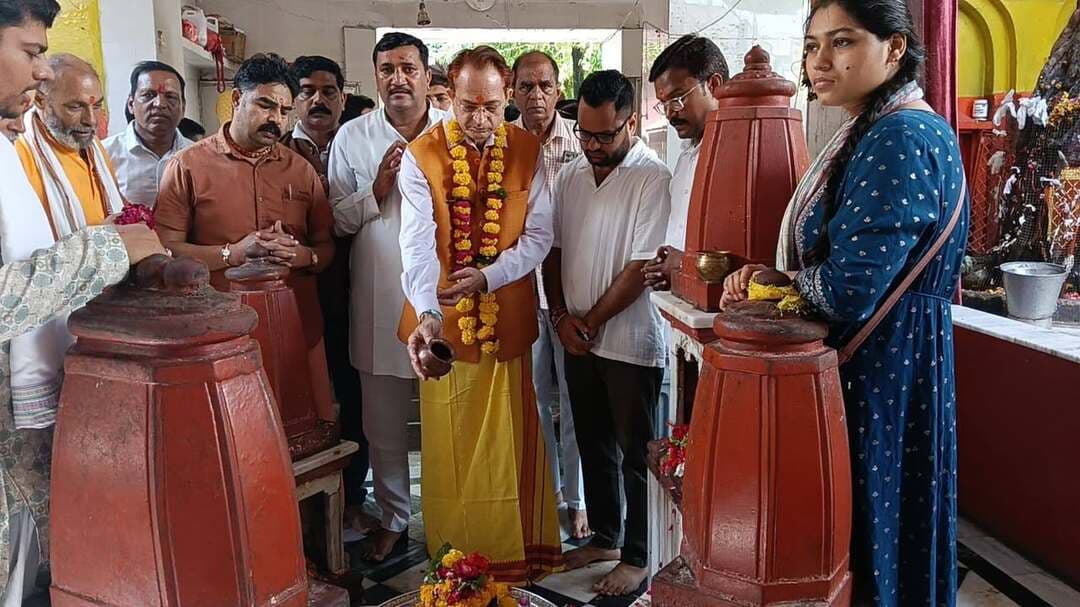 मध्यप्रदेश मानव अधिकार आयोग के अध्यक्ष डॉ. अवधेश प्रताप सिंह ने दतिया प्रवास के दौरान आज प्रसिद्ध शक्तिपीठ श्री पीताम्बरा पीठ पहुंचकर दर्शन कर पूजा-अर्चना की।
#दतिया #CMMadhyaPradesh #Datia #JansamparkMP #MadhyaPradesh
