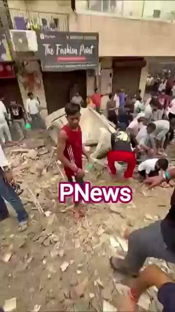 दिल्ली के सत्य निकेतन में इमारत गिरी, मलबे में कई DU छात्रों के दबे होने की आशंका