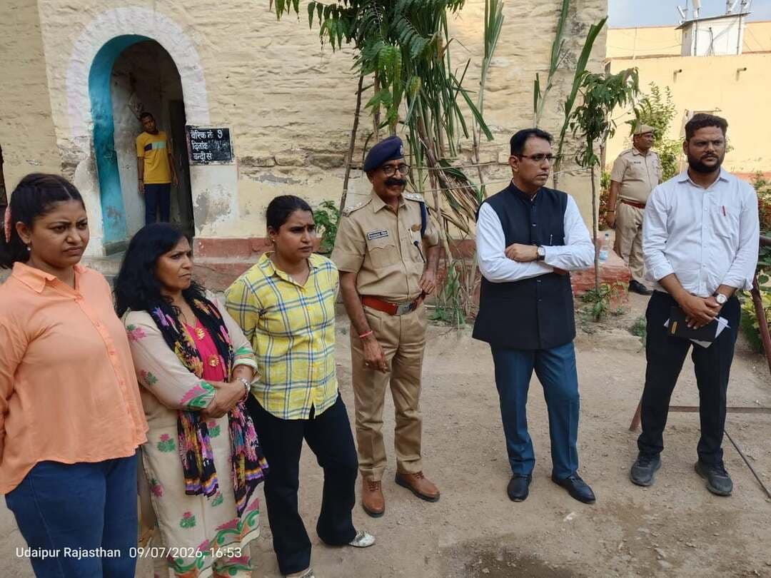 केन्द्रीय कारागृह उदयपुर एवं महिला जेल का निरीक्षण
@followers @top fans News 24 Udaipur
#CentralJail #udaipur #viralpost #nonfollowers
उदयपुर, 7 सितम्बर। राजस्थान राज्य विधिक सेवा प्राधिकरण, जयपुर के तत्वावधान में अध्यक्ष जिला विधिक सेवा प्राधिकरण ज्ञान प्रकाश गुप्ता के निर्देशन में प्राधिकरण सचिव एवं एडीजे राहुल चौधरी ने केन्द्रीय कारागृह एवं महिला जेल का साप्ताहिक निरीक्षण किया। निरीक्षण के दौरान अधीक्षक केन्द्रीय कारागृह राजपाल सिंह एवं जेल प्रशासन के अधिकारीगण तथा प्राधिकरण से संतोष मेनारिया भी उपस्थित रहे।
एडीजे राहुल चौधरी ने बताया कि केन्द्रीय कारागृह एवं महिला जेल के निरीक्षण के दौरान बंदीजन को मुहैया कराई जा रही चिकित्सा, भोजन, चाय एवं नाश्ते के बारे में जानकारी ली गई। साथ ही निरुद्ध बंदीजन को निःशुल्क विधिक सहायता, अपील, पैरोल इत्यादि के बारे में भी जानाकारी ली गई। उन्होंने बताया कि निरीक्षण के दौरान असिस्टेंट एल.ए.डी.सी अधिवक्ता अभिषेक जोशी, प्रेरणा अवचार, कृष्णा वैष्णव एवं श्वेता चावत द्वारा लीगल एड डिफेन्स काउन्सिल स्कीम के तहत अभियुक्त को प्रदान की जाने वाली अधिवक्ता की सेवाओं के बारे में जानकारी दी गई।