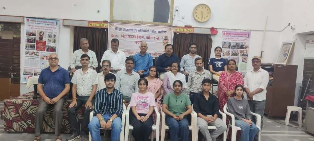 नीट अभ्यर्थियों को विशेषज्ञों का मार्गदर्शन, मेडिकल प्रवेश की राह हुई आसान
विप्र फाउंडेशन की निःशुल्क संगोष्ठी में काउंसलिंग, कॉलेज चयन एवं करियर विकल्पों पर दी विस्तृत जानकारी
@followers @top fans News 24 Udaipur
#neetexam #udaipur #viralpost #nonfollowers #viprafoundation
उदयपुर, 7 सितम्बर। विप्र फाउंडेशन जोन 1-ए के प्रदेश शिक्षा, रोजगार एवं प्रतियोगी परीक्षा प्रकोष्ठ की ओर से निम्बार्क बी.एड. कॉलेज में नीट -यूजी 2026 मेडिकल प्रवेश मार्गदर्शन एवं परामर्श संगोष्ठी का आयोजन किया गया। निःशुल्क आयोजित संगोष्ठी में शहर सहित आसपास की तहसीलों एवं दूरस्थ गांवों से बड़ी संख्या में नीट सफल विद्यार्थी एवं उनके अभिभावक शामिल हुए। कार्यक्रम का शुभारंभ दीप प्रज्वलन के साथ हुआ।
कार्यक्रम के मुख्य मार्गदर्शक डॉ. विशाल शर्मा ने छम्म्ज्-न्ळ 2026 की द्वितीय एवं तृतीय काउंसलिंग प्रक्रिया की विस्तृत जानकारी देते हुए एमबीबीएस, बीडीएस, बीओटी सहित विभिन्न स्वास्थ्य विज्ञान पाठ्यक्रमों के विकल्पों पर प्रकाश डाला। उन्होंने कॉलेज चयन, शुल्क संरचना, सीट अपग्रेडेशन एवं प्रवेश प्रक्रिया से जुड़े महत्वपूर्ण पहलुओं को व्यावहारिक उदाहरणों के माध्यम से समझाया।
डॉ. विश्वप्रिय शर्मा ने विद्यार्थियों को काउंसलिंग के दौरान अल्प जानकारी अथवा जल्दबाजी में चॉइस फिलिंग करने से होने वाली संभावित गलतियों के प्रति सचेत किया। उन्होंने कहा कि कॉलेज का चयन केवल प्रतिष्ठा या कटऑफ के आधार पर नहीं किया जाना चाहिए, बल्कि कॉलेज के इंफ्रास्ट्रक्चर, हॉस्टल सुविधा, शिक्षण स्तर, फीस स्ट्रक्चर, दस्तावेज सत्यापन तथा राष्ट्रीय एवं राज्य स्तरीय काउंसलिंग के नियमों को भी ध्यान में रखना आवश्यक है। उन्होंने पोस्ट ग्रेजुएशन में स्टेट कोटा से जुड़े प्रावधानों को भी कॉलेज चयन के समय समझने की सलाह दी।
डॉ. तनु शर्मा ने मेडिकल कॉलेज चयन में भाषा एवं संस्कृति, गृह राज्य से दूरी तथा संबंधित राज्य की बॉन्ड पॉलिसी जैसे महत्वपूर्ण पहलुओं पर ध्यान देने की आवश्यकता बताई। उन्होंने कहा कि मेडिकल शिक्षा के दौरान बेहतर क्लिनिकल अनुभव के लिए संबंधित कॉलेज की ओपीडी में मरीजों की उपलब्धता तथा स्थानीय भाषा का ज्ञान भी महत्वपूर्ण भूमिका निभाता है।
आयुर्वेदाचार्य प्रो. श्री राम शर्मा ने बीएएमएस एवं बीएचएमएस पाठ्यक्रमों के वर्तमान परिदृश्य, रोजगार एवं करियर की संभावनाओं की जानकारी दी। उन्होंने विद्यार्थियों से अपनी रुचि, क्षमता एवं भविष्य की योजना के अनुरूप चिकित्सा क्षेत्र में उपलब्ध विभिन्न विकल्पों का मूल्यांकन कर निर्णय लेने का आह्वान किया।
कार्यक्रम की अध्यक्षता विप्र फाउंडेशन की राष्ट्रीय कार्यकारिणी समिति के सदस्य एवं शिक्षा, रोजगार एवं प्रतियोगी परीक्षा प्रकोष्ठ के प्रदेश संयोजक डॉ. एच. आर. दवे ने की। उन्होंने कहा कि नीट में सफलता प्राप्त करने के बाद उचित कॉलेज एवं पाठ्यक्रम का चयन विद्यार्थी के भविष्य और करियर की दिशा तय करने वाला महत्वपूर्ण निर्णय है। इसी उद्देश्य से शिक्षा प्रकोष्ठ द्वारा गत वर्ष की तरह इस वर्ष भी सर्व समाज के विद्यार्थियों के लिए निःशुल्क संगोष्ठी आयोजित कर विशेषज्ञों के माध्यम से प्रमाणिक जानकारी उपलब्ध कराई गई है।
संगोष्ठी का संचालन प्रकोष्ठ के प्रदेश सचिव गणेश नागदा ने किया। उन्होंने विप्र फाउंडेशन के उद्देश्यों एवं शिक्षा प्रकोष्ठ की विभिन्न गतिविधियों की जानकारी दी। इस अवसर पर विज्ञान विशारद एवं शिक्षाविद् सत्य प्रकाश त्रिवेदी, फाउंडेशन के पदाधिकारी राजेश पालीवाल, नीरज नागदा एवं मुकेश शर्मा सहित बड़ी संख्या में विद्यार्थी, अभिभावक एवं गणमान्यजन उपस्थित रहे। कार्यक्रम के अंत में प्रश्नोत्तर एवं जिज्ञासा समाधान सत्र आयोजित किया गया, जिसमें विद्यार्थियों एवं अभिभावकों ने काउंसलिंग, चॉइस फिलिंग, कॉलेज चयन, फीस, बॉन्ड एवं विभिन्न मेडिकल पाठ्यक्रमों से संबंधित प्रश्न पूछे। विशेषज्ञों ने सभी प्रश्नों का विस्तार पूर्वक समाधान करते हुए विद्यार्थियों को सही निर्णय लेने के लिए आवश्यक मार्गदर्शन प्रदान किया। अंत में दीपिका मेनारिया ने आभार व्यक्त किया।