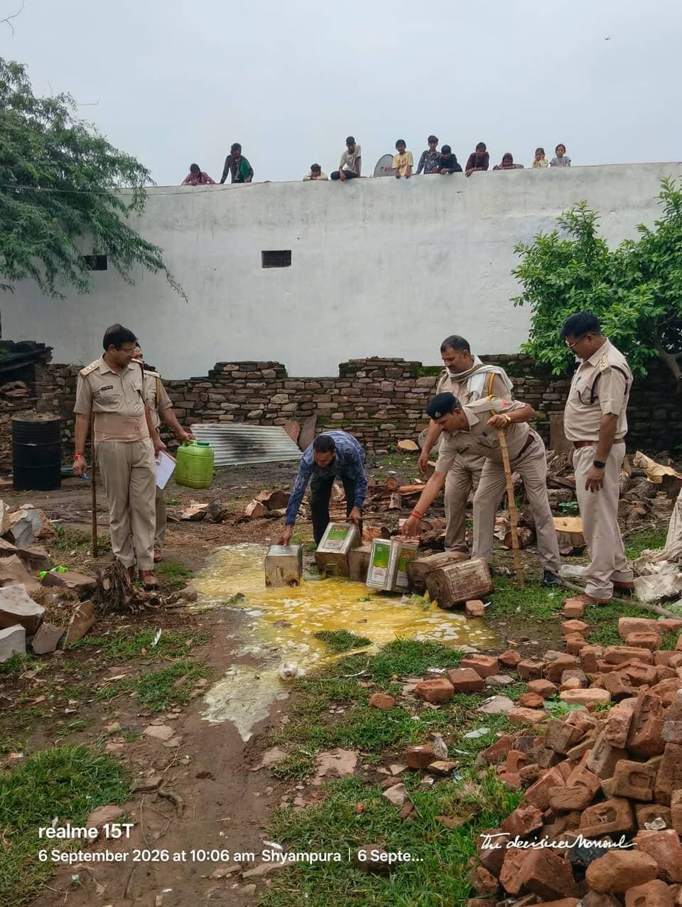 आबकारी आयुक्त के निर्देशन में
प्रदेश में अवैध मदिरा पर कार्रवाई, वाॅश एवं भट्टियां नष्ट
@followers @top fans News 24 Udaipur
#udaipur #ExciseDepartment #viralpost #nonfollowers
उदयपुर, 7 सितंबर। आबकारी आयुक्त नमित मेहता के निर्देशानुसार प्रदेश में निकाय चुनाव आदर्श आचार संहिता के तहत अवैध मदिरा निर्माण, भण्डारण, परिवहन एवं विक्रय पर रोकथाम के लिए जारी निरोधात्मक गतिविधियों के तहत नाकाबंदी, गश्त, दबिश की प्रभावी कार्यवाही की जा रही है।
आबकारी आयुक्त नमित मेहता के निर्देशन में जीरो टॉलरेंस की नीति अपनाते हुए अन्य राज्य की शराब की तस्करी, अवैध मदिरा के निर्माण, परिवहन व विक्रय पर आबकारी निरोधक टीमों द्वारा प्रभावी कार्यवाही की जा रही है। जयपुर में आचार संहिता की पालना के तहत नाकाबंदी में जीप कम्पास की तलाशी लेने पर एक कार्टन में 12 बोतल ब्लेक लेबल, 3 बोतल ऐब्सोल्यूट वोदका फोर सेल इन हरियाणा बरामद करते हुए अभियुक्त धीरज चैधरी एवं अनिल जैन को गिरफ्तार किया। चिŸाौड़गढ़ में ईपीएफ टीम ने एक हजार लीटर वाॅश सहित 2 कच्ची भट्टियां नष्ट करते हुए 30 बोतल अवैध हथकड़ मदिरा जब्त की। हनुमानगढ़ के गंगागढ़, गंगाघाट, देबूघाट, मक्कासर आदि हथकड़ संवेदनशील क्षेत्रों में दबिश की कार्रवाई में 5 हजार लीटर वाॅश, 8 कच्ची भट्टियां नष्ट की गई। मौके से 65 लीटर हथकड़ मदिरा एवं देशी मदिरा के 39 पव्वे जब्त करते हुए अभियोग दर्ज किए। कोटा में आबकारी निरोधक दल ने दबिष देते हुए 1300 लीटर वाॅश सहित 2 कच्ची भट्टियां नष्ट करते हुए मौके से 59 लीटर अवैध हथकड़ शराब भी जब्त की। अलवर जिले में रविवार को आबकारी दल एवं आरपीएफ की संयुक्त कार्रवाई में अलवर जंक्षन पर 662 पव्वे आईएमएफएल के फोर सेल इन चंडीगढ़ बरामद किए। जब्त मदिरा की अनुमानित कीमत एक लाख 8 हजार 550 रूपए आंकी गई है।
इसी प्रकार प्रदेश में समस्त अतिरिक्त आबकारी आयुक्त जोन, आबकारी उपायुक्त, जिला आबकारी अधिकारी, आबकारी निरीक्षक एवं आबकारी निरोधक दल द्वारा अवैध मदिरा के विरूद्ध जीरो टॉलरेंस की नीति के तहत कार्यवाही की जा रही है।