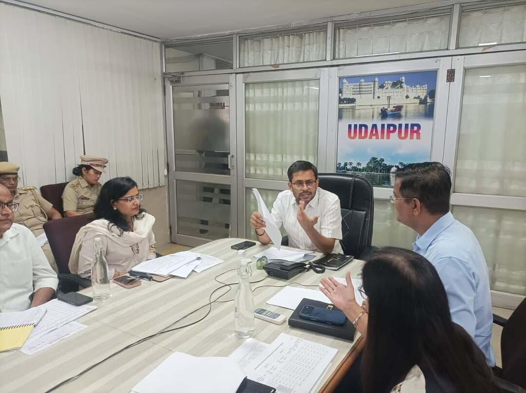 राजस्व लक्ष्य में अपेक्षित वृद्धि के साथ
बकाया वसूली एवं निरोधात्मक कार्रवाई को गति दें - नमित मेहता
आबकारी आयुक्त ने विभागीय समीक्षा वीसी में अधिकारियों को दिए निर्देश
@followers @top fans News 24 Udaipur
#ExciseDepartment #rsbcl #udaipur #viralpost #nonfollowers
उदयपुर, 7 सितंबर। आबकारी आयुक्त नमित मेहता ने कहा कि प्रदेश सरकार की अपेक्षा के अनुरूप राजस्व लक्ष्य की पूर्ण प्राप्ति सुनिश्चित करने के लिए योजनाबद्ध रूप से दैनिक समीक्षा कर आपसी समन्वय से कार्य करेंगे तो वांछित लक्ष्य पूर्ण किए जा सकेंगे। राजस्व लक्ष्य में जो जिले पिछडे़ है वे आकलन करते हुए सुधार करते हुए राज्य के राजस्व वृद्धि औसत के अनुरूप प्रगति सुनिश्चित करेंगे। आबकारी आयुक्त विडियों काॅफ्रेंस के माध्यम से विभागीय समीक्षा बैठक को संबोधित कर रहे थे। उन्होंने विभागीय समीक्षा वीसी में राजस्व, बंदोबस्त, बकाया वसूली, निरोधात्मक गतिविधियों के संबंध में विस्तृत समीक्षा कर आवश्यक निर्देश प्रदान किए।
आबकारी आयुक्त ने वीसी में जोन स्तर, आबकारी अधिकारी एवं जिलावार राजस्व प्रगति आंकड़ों की समीक्षा करते हुए कहा कि गत वर्ष की तुलना में राजस्व अर्जन में प्रदेश का जुलाई में 18 प्रतिशत एवं अगस्त में 11 प्रतिशत वृद्धि का रहा है इससे कम की वृद्धि स्वीकार्य नही है संबंधित की जिम्मेवारी तय की जाएगी। वीसी में राजस्व अर्जन में संतोषजनक वृद्धि के लिए डूंगरपुर, प्रतापगढ़, उदयपुर, श्रीगंगानगर, जयपुर ग्रामीण, टोंक, राजसमन्द, जोधपुर, पाली, नागौर एवं बारां जिलों को सराहा गया। इसी क्रम में जैसलमैर, धौलपुर, जयपुर सिटी, हनुमानगढ़, टोंक, बाड़मेर, अलवर जिलों को अपेक्षा अनुरूप राजस्व वृद्धि के लिए निर्देशित किया गया। वीसी में संबंधित डीइओ, सीआई एवं पीओ को सुधार के लिए आवश्यक निर्देश दिए।
बाकियात वसूली के संबंध में आबकारी आयुक्त ने कहा कि अब तक प्रदेश में 62 करोड़ रूपए की बकाया वसूली की गई है जो अपेक्षा के अनुरूप नही है कई जिलों में इस कार्य को गति देने की आवष्यकता है। जिले बकाया वसूली के लिए सम्पत्ति अटैच, कुर्की की प्रक्रिया को गति प्रदान करते हुए सम्पत्ति नीलामी प्लान दिनांक सहित मुख्यालय भिजवाना सुनिश्चित करेंगे। इस दौरान बकाया वसूली में पिछड़ रहे जिले भरतपुर, झालवाड़, करौली, झुंझुनूं, अलवर, प्रतापगढ़, बूंदी, सवाई माधोपुर, पाली, कोटपुतली-बहरोड़ को वांछित बकाया वसूली प्रगति के लिए निर्देशित किया गया। वीसी में मदिरा उठाव में कमजोर रहे जिलों को सर्कलवार माॅनिटरिंग कर आवश्यक प्रगति प्राप्त करने के निर्देश दिए गए।
आबकारी आयुक्त ने कहा कि निकाय चुनावों के मद्देनजर आदर्श आचार संहिता की पालना के लिए आबकारी विभाग की निरोधात्मक गतिविधियों में वृद्धि कर अवैध मदिरा के निर्माण, भण्डारण, विक्रय एवं परिवहन पर पुख्ता कार्रवाई की जानी चाहिए। उन्होंने आचार संहिता के दौरान उदयपुर में 4 हजार लीटर स्पिरिट जब्त करने, जयपुर सहित कुछ जिलों में बड़ी निरोधात्मक कार्यवाहियों की सराहना करते हुए कहा कि प्रदेश में सजगता से कार्य करते हुए अवैध मदिरा पर प्रभावी कार्रवाई की जानी चाहिए इस कार्य में कोताही नही होनी चाहिए। आबकारी आयुक्त ने कहा कि प्रदेश में 12 से 30 सितंबर तक विशेष निरोधात्मक अभियान चलाया जाएगा। इस अभियान सहित अगस्त माह में निरोधात्मक गतिविधियों के तहत वांछित कार्य नही करने वाले कार्मिकों व अधिकारियों पर नियमानुसार चार्जशीट की कार्रवाई की जाएगी। इसी क्रम में मदिरा तस्करी से जुड़े आदतन अपराधियों के फोन पुलिस की सहायता से सर्विलांस पर लेकर नियमित जांच करें, मुखबिर तंत्र को सुदृढ़ कर शराब तस्करों पर ठोस एवं प्रभावी कार्रवाई होनी चाहिए। वीसी में शेष रही मदिरा दुकानों के बंदोबस्त के संबंध में भी संबंधित जिलों से चर्चा कर निर्देश दिए।
वीसी में अतिरिक्त आबकारी आयुक्त प्रदीप सिंह सांगावत ने पीपीटी प्रजेन्टेशन के माध्यम से जिलेवार लक्ष्य व प्रगति के संबंध में रिपोर्ट प्रस्तुत की। इस अवसर पर अतिरिक्त आबकारी आयुक्त जोन प्रभा गौतम, वित्तिय सलाहकार सुनिता विजय, उपायुक्त ईपीएफ प्रद्युम्न सिंह चुण्डावत सहित प्रदेश के समस्त जोन के अतिरिक्त आबकारी आयुक्त, उपायुक्त ईपीएफ, जिला आबकारी अधिकारी, सहायक आबकारी अधिकारी, आबकारी निरीक्षक, प्रहराधिकारी मौजूद रहे।