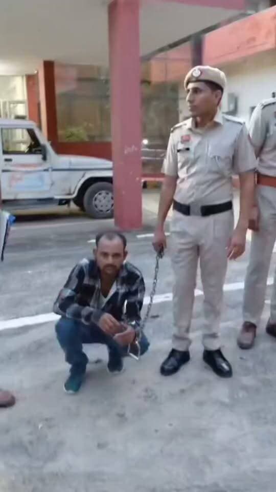 सेक्टर-37 स्थित निजी कंपनी में कार्यरत 25 वर्षीय युवती की कैंची से हत्या करने के मामले में 1 आरोपी गिरफ्तार।
आरोपी के कब्जे से वारदात में प्रयोग की गई 1 कैंची बरामद।
गुरुग्राम, गौरव गर्ग, 6 सितंबर । 5 सितंबर को पुलिस को सूचना प्राप्त हुई कि NDR Auto Components Pvt. Ltd., प्लॉट नंबर-8, सेक्टर-37, गुरुग्राम में एक महिला के साथ झगड़े के दौरान चोट लगने के कारण उसकी मृत्यु हो गई है। सूचना प्राप्त होते ही पुलिस टीम वैदिक अस्पताल, पटौदी रोड, कादीपुर, गुरुग्राम पहुंची, जहां मृतिका शिवानी के संबंध में आवश्यक चिकित्सा दस्तावेज प्राप्त किए गए। मृतिका के शव को नियमानुसार मोर्चरी, गुरुग्राम भिजवाया गया।
पुलिस टीम द्वारा घटनास्थल पर पहुंचकर घटनास्थल का बारीकी से निरीक्षण किया गया तथा सीन ऑफ क्राइम टीम एवं फिंगरप्रिंट एक्सपर्ट टीम को मौके पर बुलाया गया। टीमों द्वारा घटनास्थल से वारदात से संबंधित आवश्यक साक्ष्य एकत्रित किए गए तथा खून लगे कपड़े एवं अन्य आवश्यक साक्ष्य नियमानुसार कब्जा पुलिस में लिए गए।
6 सितंबर को मृतिका के पिता ने पुलिस को दी शिकायत में बताया कि उनकी 25 वर्षीय बेटी शिवानी 13 जुलाई से NDR Auto Components Pvt. Ltd., प्लॉट नंबर-8, सेक्टर-37, गुरुग्राम में कार्य कर रही थी। 5 सितंबर को कंपनी में कर्मचारी असलम मियां के साथ हुए झगड़े के दौरान उनकी बेटी को चोट लगी, जिसके कारण उपचार के दौरान उसकी मृत्यु हो गई। प्राप्त शिकायत के आधार पर पुलिस थाना सेक्टर-37, गुरुग्राम में संबंधित धाराओं के तहत अभियोग अंकित किया गया।
पुलिस थाना सेक्टर-37, गुरुग्राम की पुलिस टीम ने उपरोक्त अभियोग में तत्परता से कार्रवाई करते हुए आरोपी असलम मियां, उम्र 35 वर्ष, निवासी सिंधिया सागर, थाना चौलाहा बंजरिया, जिला मोतिहारी, पूर्वी चंपारण, बिहार को 6 सितंबर को सेक्टर-37, गुरुग्राम से गिरफ्तार किया।
पुलिस पूछताछ में ज्ञात हुआ कि आरोपी असलम मियां एवं मृतिका शिवानी दोनों सेक्टर-37, गुरुग्राम स्थित निजी कंपनी में कार्य करते थे। 5 सितंबर को शीट कवर कटिंग के कार्य को लेकर दोनों के बीच कहासुनी हो गई थी। इसी दौरान मृतिका द्वारा आरोपी को थप्पड़ मार दिया गया, जिससे आरोपी ने गुस्से में आकर कैंची से मृतिका शिवानी के गले पर वार कर दिया। चोट लगने के कारण उपचार के दौरान लड़की की मृत्यु हो गई।
पुलिस टीम द्वारा आरोपी की निशानदेही पर वारदात में प्रयोग की गई 1 कैंची बरामद की गई है। आरोपी को अभियोग में नियमानुसार गिरफ्तार कर आगामी कार्रवाई की जा रही है। अभियोग का अनुसंधान जारी है।