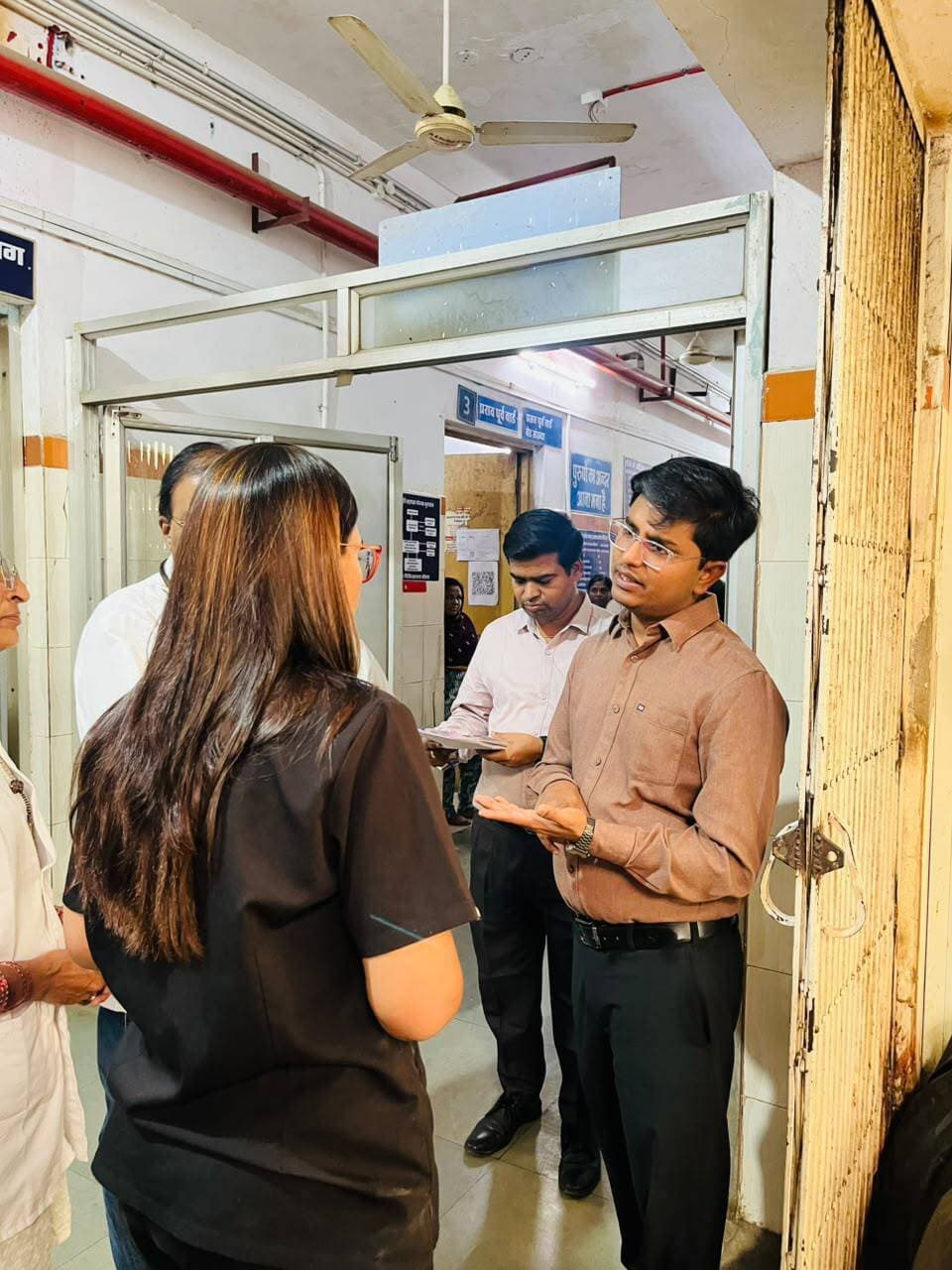 जिला पंचायत सीईओ ने किया जिला चिकित्सालय नीमच का निरीक्षण
व्यवस्थाओं में सुधार और मरीजों को बेहतर सुविधाएं उपलब्ध कराने के दिए निर्देश
नीमच, 7 सितंबर 2026। कलेक्टर श्री हिमांशु चंद्रा के निर्देशानुसार जिला पंचायत के मुख्य कार्यपालन अधिकारी श्री अमन वैष्णव ने सोमवार को जिला चिकित्सालय नीमच का निरीक्षण किया। उन्होंने अस्पताल की विभिन्न इकाइयों का भ्रमण कर व्यवस्थाओं का जायजा लिया तथा अस्पताल प्रबंधन एवं प्रशासनिक व्यवस्था में आवश्यक सुधार के निर्देश दिए।
निरीक्षण के दौरान जन्म एवं मृत्यु पंजीयन इकाई में 1 अप्रैल 2026 के बाद जन्मे बच्चों की संख्या तथा जारी किए गए जन्म प्रमाण-पत्रों की जानकारी प्रस्तुत करने के निर्देश दिए गए।
मातृ एवं शिशु इकाई में सुरक्षा व्यवस्था की समीक्षा करते हुए तैनात सुरक्षा गार्डों को पूर्ण दक्षता एवं मुस्तैदी से ड्यूटी करने के निर्देश दिए गए। शारीरिक रूप से कमजोर अथवा कर्तव्य के प्रति निष्ठापूर्वक ड्यूटी नहीं करने वाले सुरक्षा गार्डों को हटाने के निर्देश भी दिए गए।
अस्पताल की स्वच्छता व्यवस्था के संबंध में सफाई सुपरवाइजर को वार्डों में सामान्य कचरा नहीं रखने तथा सभी वार्डों का सामान्य कचरा एक निर्धारित स्थान पर एकत्रित कर उसका उचित निस्तारण सुनिश्चित करने के निर्देश दिए गए।
निरीक्षण के दौरान गैलरी में पर्याप्त प्रकाश व्यवस्था सुनिश्चित करने, मरीजों के सहायकों द्वारा गैलरी में भोजन करने के बजाय निर्धारित प्रतीक्षालय/वेटिंग एरिया का उपयोग करने तथा मातृ एवं शिशु इकाई में रंगाई-पुताई का कार्य शीघ्र पूरा कराने के निर्देश दिए गए।
मरीजों की सुविधा को ध्यान में रखते हुए पेयजल के लिए वाटर कूलर की व्यवस्था करने तथा ओपीडी एवं आईपीडी पंजीयन इकाई के बाहर शेड लगाने के निर्देश भी दिए गए।
दंत चिकित्सा इकाई के निरीक्षण के दौरान चिकित्सकों की ओपीडी पंजी का अवलोकन किया गया तथा सभी दंत चिकित्सकों की नियमित उपस्थिति सुनिश्चित करने के निर्देश दिए गए।
निरीक्षण के दौरान सिविल सर्जन सह अधीक्षक डॉ. महेन्द्र पाटिल,आरएमओ डॉ. मनीष यादव एवं सहायक प्रबंधक (अस्पताल प्रशासन) डॉ. जन्मेजय शाक्य उपस्थित रहे।
CM Madhya Pradesh
Jansampark Madhya Pradesh
Directorate of Health Services, Madhya Pradesh
#Neemuch
#नीमच