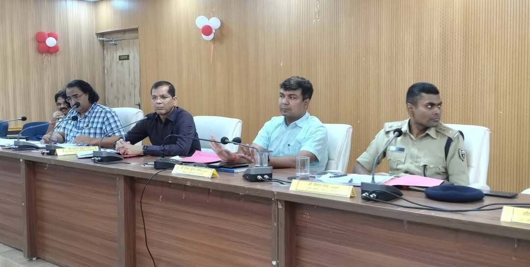 आज दिनांक 07.09.2026 को जिला पदाधिकारी, रोहतास श्री दीपक कुमार मिश्रा की अध्यक्षता में समाहरणालय स्थित कार्यालय कक्ष में सरकारी वकील, लोक अभियोजक, विशेष लोक अभियोजक, अपर लोक अभियोजक एवं अभियोजन पदाधिकारियों के साथ बैठक आयोजित की गई। बैठक में विभिन्न न्यायालयों में लंबित अभियोजन, स्पीडी ट्रायल एवं न्यायालयीय वादों से संबंधित मामलों की समेकित समीक्षा की गई।
बैठक में जिला पदाधिकारी ने निर्देश दिया कि जिन मामलों में फैसला हो चुका है, उनकी आदेश प्रति संबंधित अपर लोक अभियोजक द्वारा प्रभारी लोक अभियोजक को उपलब्ध कराई जाए। जिन मामलों में केस डायरी उपलब्ध नहीं है, उनकी सूची तैयार कर पुलिस अधीक्षक, रोहतास को उपलब्ध कराने का निर्देश दिया गया। रिहाई/Acquittal वाले मामलों की सूक्ष्म समीक्षा करते हुए अपील योग्य मामलों में नियमानुसार अपील दायर करने की कार्रवाई सुनिश्चित करने को कहा गया। साथ ही, सभी अपर एवं विशेष लोक अभियोजकों के मासिक प्रतिवेदन की समीक्षा कर समेकित प्रतिवेदन उपलब्ध कराने का निर्देश दिया गया।
बैठक में अगस्त 2026 के पोस्टमार्टम प्रतिवेदनों की भी समीक्षा की गई। सिविल सर्जन, रोहतास से कुल 87 पोस्टमार्टम प्रतिवेदन तैयार किए गए, जिनमें 27 प्रतिवेदन संबंधित थानों द्वारा प्राप्त किए गए हैं, जबकि 25 प्रतिवेदन प्राप्त किया जाना शेष है। 29 प्रतिवेदन चिकित्सकों के स्तर पर लंबित तथा 06 मामलों में रात्रि प्रहरी के आदेश अप्राप्त पाए गए। जिला पदाधिकारी ने शेष पोस्टमार्टम प्रतिवेदनों को संबंधित थानों को उपलब्ध कराने का निर्देश सिविल सर्जन को दिया।
जख्म प्रतिवेदनों की समीक्षा के दौरान 20 थानों को प्रतिवेदन उपलब्ध कराए जाने की जानकारी दी गई। शेष 30 जख्म प्रतिवेदनों को संबंधित थानों को हस्तगत कराने हेतु सिविल सर्जन, रोहतास को निर्देशित किया गया।
वर्तमान एवं पूर्व माननीय सांसद/माननीय विधायकों के विरुद्ध लंबित कांडों की समीक्षा में अगस्त 2026 में कुल 02 मामले लंबित पाए गए। इनमें 01 मामला अभियुक्तों की उपस्थिति तथा 01 मामला साक्ष्य/गवाही हेतु लंबित है। जिला पदाधिकारी ने जिला अभियोजन पदाधिकारी को साक्षियों की सूची तैयार कर पुलिस अधीक्षक को उपलब्ध कराने तथा लंबित मामलों में बहस एवं फैसला के निष्पादन में आवश्यक सहयोग सुनिश्चित करने का निर्देश दिया।
बैठक में विशेष लोक अभियोजक श्री हीरा प्रताप सिंह एवं विशेष लोक अभियोजक (पॉक्सो एक्ट) श्रीमती जनक राज किशोरी द्वारा निष्पादित मामलों की भी समीक्षा की गई। समीक्षा में 02 मामलों में सजा, कुल 02 अभियुक्तों को सजा तथा 18 मामलों में रिहाई, जिसमें कुल 31 अभियुक्त रिहा हुए, पाया गया। जिला पदाधिकारी ने लंबित मामलों को चिन्हित कर लोक अभियोजक को अवगत कराने तथा पॉक्सो एक्ट के रिहाई वाले अपील योग्य मामलों में नियमानुसार प्रस्ताव उपलब्ध कराने का निर्देश दिए।
साथ ही, पुलिस अधीक्षक को निर्देशित किया गया कि जिन कांडों में गवाह उपस्थित नहीं हो रहे हैं, उनकी सूची तैयार कर आवश्यक कार्रवाई हेतु प्रतिवेदन उपलब्ध कराएं। जिला पदाधिकारी ने सभी संबंधित पदाधिकारियों को लंबित न्यायालयीय मामलों के त्वरित निष्पादन, प्रभावी पैरवी एवं समयबद्ध कार्रवाई सुनिश्चित करने का निर्देश दिया।
#IPRD
#ReviewMeeting
Information & Public Relations Department, Government of Bihar
