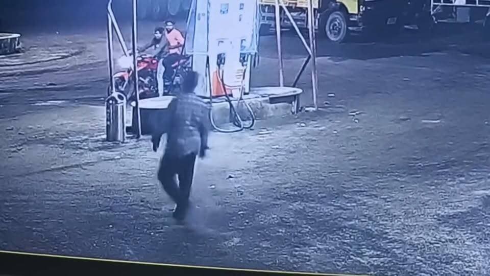 5 और 6 सितंबर की दरमियानी रात किसान पेट्रोल कोतमा के कर्मचारी के साथ हुई मारपीट के एक आरोपी को महज दो घंटे में पुलिस ने किया गिरफ्तार , घटना उपरांत आरोपी भागने के फिराक में था , दूसरे आरोपी की सरगर्मी से तलाश....
ये है पूरा मामला -
5 और 6 सितंबर की दरमियानी किसान पेट्रोल पंप कोतमा में रात लगभग 1.30 बजे एक कैंटर ( मालवाहक वाहन) में तेल भरवाने के लिए ये लोग आते है, और कैंटर ( माल वाहक ट्रक) का ड्राइवर पास में ही सिगरेट/बीड़ी पीने लगा जिसका पंप कर्मचारी ने विरोध किया तो ड्राइवर एवं उसका साथी मानने की बजाए पंप कर्मचारी से बहस करने लगा, किसी तरह मौके पर मौजूद लोगों ने दोनों पक्षों की बहस को शांत कराया, और मामला शांत होने के बाद कैंटर ड्राइवर डीजल भरवाकर चला गया, लेकिन देर रात 1 बजकर 53 मिनट में ड्राइवर और उसका साथी मोटरसाइकल में पुनः आते है और एक लगभग 6 फिट के मोटे डंडे से पंप कर्मचारी पर हमला कर फरार हो जाते है, जिन्हें कोतमा पुलिस ने 2 घंटे के अंदर गिरफ्तार कर लिया है