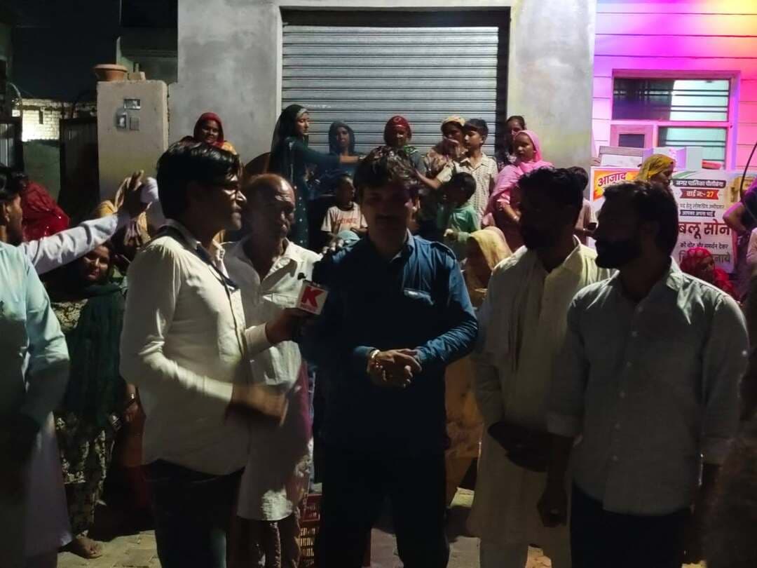पीलीबंगा: चुनाव चिन्ह '#गैस_चूल्हा' के साथ मैदान में उतरे #बबलू_सोनी, #वार्ड27 में शुरू किया सघन जनसंपर्क
#लालबहादुर_भाखर #pilibangannews #नगर_पालिका_चुनाव #पीलीबंगा
पीलीबंगा (हनुमानगढ़)। नगर पालिका चुनाव को लेकर वार्ड नंबर 27 में चुनावी पारा चढ़ने लगा है। निर्दलीय पार्षद पद प्रत्याशी बबलू सोनी ने समर्थकों संग वार्ड में सघन डोर-टू-डोर जनसंपर्क अभियान शुरू किया। घर-घर दस्तक देकर उन्होंने बुजुर्गों से आशीर्वाद लिया और अपने चुनाव चिन्ह 'गैस चूल्हा' के पक्ष में मतदान करने की अपील की।
बबलू सोनी ने वार्डवासियों को भरोसा दिलाते हुए कहा कि स्वच्छ व हरित वार्ड, शुद्ध पेयजल आपूर्ति, पक्की सड़कें, नालियां और बेहतर स्ट्रीट लाइट व्यवस्था उनकी सर्वोच्च प्राथमिकता रहेगी। उन्होंने नियमित जनसुनवाई और पूरी तरह पारदर्शी कार्यप्रणाली का वादा भी किया। इस दौरान वार्ड के अनेक गणमान्य लोग एवं कार्यकर्ता मौजूद रहे।