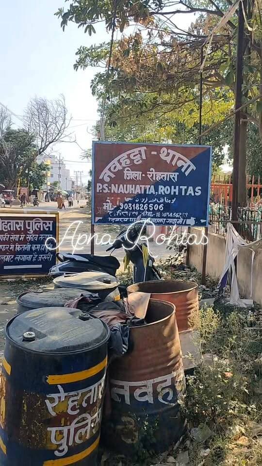 शराब के नशे में अस्पताल परिसर में हंगामा, डाटा ऑपरेटर गिरफ्तार
रोहतास जिले के नौहट्टा स्थित स्थानीय रेफरल अस्पताल में सोमवार को उस समय हड़कंप मच गया, जब एक डाटा ऑपरेटर पर शराब के नशे में हंगामा करने और गाली-गलौज करने का आरोप लगा। सूचना मिलते ही प्रशासन ने तत्काल कार्रवाई करते हुए डाटा ऑपरेटर प्रमोद कुमार को गिरफ्तार कर लिया।
बताया जाता है कि अस्पताल परिसर में कथित तौर पर नशे की हालत में अभद्र व्यवहार और गाली-गलौज किए जाने की सूचना किसी व्यक्ति द्वारा बीडीओ मनोरमा कुमारी को दी गई। मामले की गंभीरता को देखते हुए बीडीओ पुलिस बल के साथ अस्पताल पहुंचीं और डाटा ऑपरेटर को हिरासत में लेकर नौहट्टा थाना भेज दिया गया।
बीडीओ मनोरमा कुमारी ने बताया कि संबंधित डाटा ऑपरेटर के संबंध में पूर्व से भी शिकायतें मिल रही थीं। सोमवार को शराब के नशे में हंगामा करने की सूचना मिलने के बाद तत्काल कार्रवाई की गई।
वहीं अपर थाना अध्यक्ष अमित कुमार ने बताया कि गिरफ्तार व्यक्ति के विरुद्ध आवश्यक कानूनी प्रक्रिया की जा रही है।
अस्पताल जैसे संवेदनशील स्थान पर इस तरह की घटना के बाद पूरे क्षेत्र में चर्चा का विषय बना हुआ है।
#Nauhatta #Rohtas #BiharNews #BreakingNews #ReferralHospital #RohtasPolice #NauhattaNews #ApnaRohtas #LatestNews #Bihar #HospitalNews #शराबबंदी #रोहतास #नौहट्टा #अपना_रोहतास