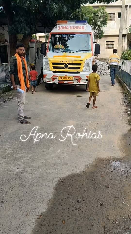 चार बच्चों को पागल कुत्ते ने काटा, इलाके में दहशत
नौहट्टा प्रखंड के यदुनाथपुर थाना मोड़ के समीप सोमवार की शाम एक पागल कुत्ते ने सड़क किनारे खेल रहे चार मासूम बच्चों पर हमला कर दिया। बच्चों की चीख-पुकार सुनकर ग्रामीण दौड़े, तब जाकर कुत्ता वहां से भागा।
घायल बच्चों को तत्काल नौहट्टा रेफरल अस्पताल ले जाया गया, जहां प्राथमिक उपचार के बाद सभी को एंटी-रेबीज वैक्सीन लगाई गई।
ग्रामीणों का कहना है कि हमला करने वाला कुत्ता अभी भी आसपास के इलाके में घूम रहा है, जिससे लोगों और खासकर बच्चों के अभिभावकों में भय का माहौल बना हुआ है।
प्रशासन से मांग है कि जल्द से जल्द कुत्ते को पकड़ने की व्यवस्था की जाए, ताकि कोई और हादसा न हो।
#Nauhatta #Yadunathpur #Rohtas #DogAttack #BreakingNews #ApnaRohtas #रोहतास #नौहट्टा #यदुनाथपुर #बिहार_समाचार