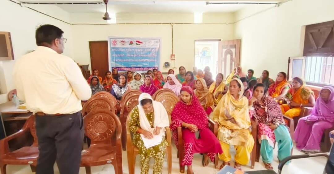 समाहरणालय पूर्णिया
==================
जनसंपर्क कार्यालय,
प्रेस विज्ञप्ति:- 1296,
दिनांक 07/9/2026,
==================
जिला आपदा प्रबंधन के मार्गदर्शन में यूनिसेफ पटना, बिहार इंटर एजेंसी ग्रुप एवं जीपीएसवीएस के सहयोग से अमौर प्रखंड में जीविका दीदियों के लिए 'बाढ़ पूर्व तैयारी, रिस्पांस एवं रिकवरी' सहित डूबने, वज्रपात और सर्पदंश से सुरक्षा पर एक दिवसीय प्रशिक्षण कार्यक्रम आयोजित किया गया।
इस कार्यक्रम में कुल 60 जीविका दीदियों के साथ धीरज कुमार एवं पंकज सिन्हा ने भाग लिया।
प्रमुख बिंदु एवं मुख्य संदेश:
6-बिंदु बाढ़ पूर्व तैयारी चेक लिस्ट: जिला सलाहकार श्री कमल कामत ने सामुदायिक स्तर पर जीविका दीदियों की भूमिका को अहम बताते हुए उत्तरजीविता थैला (सर्वाइवल किट) तैयार करने पर जोर दिया।
इसमें सूखा राशन, जरूरी दस्तावेज, दवाइयां और सुरक्षा सामग्री शामिल करने की सलाह दी गई।
विशेष सुरक्षा उपाय:- बाढ़ के दौरान गर्भवती महिलाओं के लिए प्रसव किट, धात्री माताओं एवं बच्चों के लिए भोजन-दवाओं का पूर्व प्रबंध करने तथा बच्चों के गले में नाम-पता लिखा ताबीज या आईडी पहनाने का सुझाव दिया गया ताकि गुमशुदगी से बचा जा सके।
अंतर-विभागीय समन्वय:-- बाढ़ पूर्व तैयारी और त्वरित रिस्पांस के लिए स्थानीय विभागों से नियमित संचार और अभिसरण (कन्वर्जेंस) की आवश्यकता पर बल दिया गया।
जीवन रक्षक कौशल एवं स्वास्थ्य प्रबंधन:-- प्रखंड समन्वयक श्री प्रमोद कुमार कर्मकार ने चापाकल विसंक्रमण, ओआरएस घोल बनाने, डायरिया प्रबंधन और डूबने/वज्रपात से बचाव के उपायों की जानकारी साझा की।
सर्पदंश और भ्रांतियों से बचाव:--श्री कर्मकार ने स्पष्ट किया कि दो दांतों के निशान विषैले सांप के काटने की पहचान हैं।
सर्पदंश की स्थिति में बिना समय गंवाए 'गोल्डन आवर' में सीधे नजदीकी सरकारी या सदर अस्पताल पहुंचें और झाड़-फूंक के चक्कर में न पड़ें।