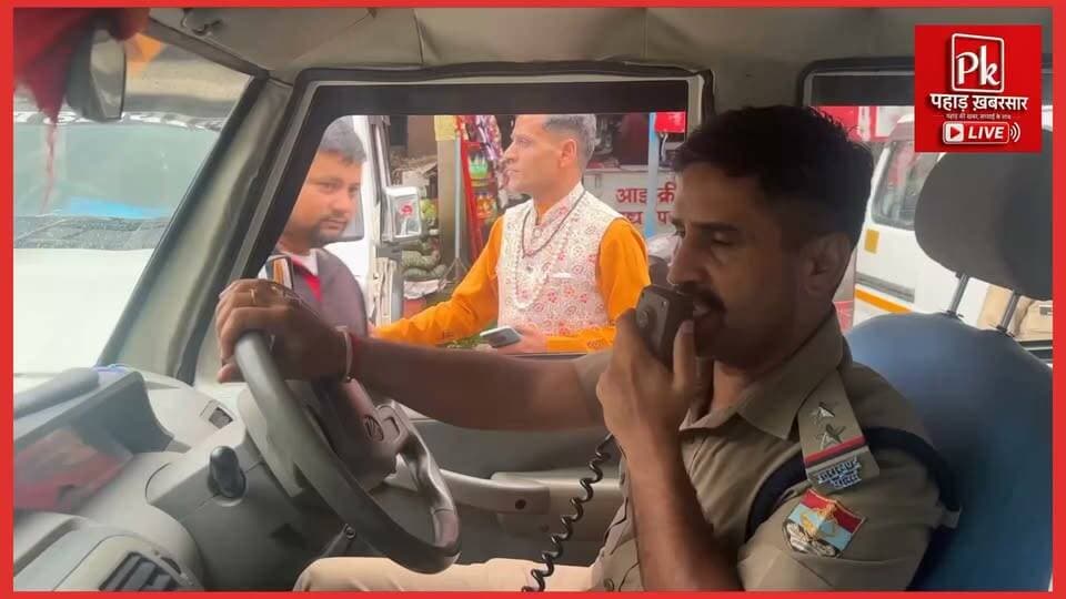 #पाबौ मुख्य बाजार के अस्तित्व पर मंडराया खतरा!
#भारी बारिश के बाद पाबौ बाजार से सटे पहाड़ में लगातार भू-धंसाव हो रहा है। पहाड़ दरकने से मुख्य बाजार की कई दुकानें खतरे की जद में आ गई हैं। हालात को देखते हुए जिला प्रशासन ने एहतियातन प्रभावित दुकानों को खाली करवाना शुरू कर दिया है।
स्थानीय लोगों और व्यापारियों में दहशत और चिंता का माहौल है। स्थानीय निवासी गुलाब बिष्ट और हरेंद्र कोहली ने प्रशासन से भू-धंसाव की रोकथाम के लिए तत्काल ठोस कदम उठाने की मांग की है।
वहीं जिला पंचायत सदस्य भारत रावत और कर्मवीर भंडारी का कहना है कि बाजार को बचाने के साथ व्यापारियों के रोजगार का भी ध्यान रखा जाना जरूरी है।
जिलाधिकारी पौड़ी स्वाति एस. भदौरिया ने मामले का संज्ञान लेते हुए एसडीएम से रिपोर्ट मांगी है। उन्होंने कहा कि प्रभावित दुकानों को एहतियातन खाली करवाया गया है और बाजार को सुरक्षित रखने के लिए प्राथमिकता के आधार पर कदम उठाए जा रहे हैं।
सवाल- क्या समय रहते पाबौ बाजार को भू-धंसाव की चपेट में आने से बचाया जा सकेगा?
#Pabau #Pauri #Bhudhansav #Uttarakhand #PauriGarhwal #HeavyRain #Landslide #पाबौ #पौड़ी #उत्तराखंड #भूधंसाव
