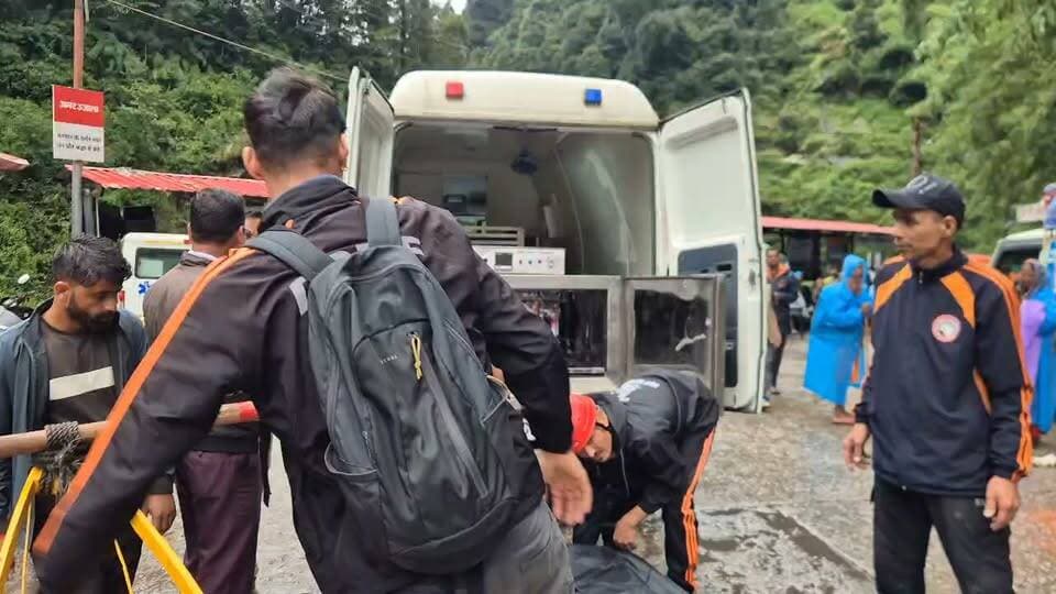 केदारनाथ यात्रा मार्ग पर दर्दनाक हादसा, खाई में गिरकर महाराष्ट्र के यात्री की मौत
रुद्रप्रयाग। केदारनाथ यात्रा मार्ग पर सोमवार सुबह एक दर्दनाक हादसा हो गया। गौरीकुंड से आगे छौड़ी गधेरे के समीप एक यात्री अचानक खाई में जा गिरा, जिससे उसकी मौके पर ही मौत हो गई।
हादसे की सूचना सुबह करीब 10:06 बजे गौरीकुंड पुलिस चौकी को मिली। सूचना मिलते ही जिला आपातकालीन परिचालन केंद्र एवं डीडीएमओ रुद्रप्रयाग के निर्देश पर एसडीआरएफ सोनप्रयाग, डीडीआरएफ, वाईएमएफ, सेक्टर अधिकारी गौरीकुंड और आपदा मित्र की टीमें तत्काल मौके पर पहुंचीं और रेस्क्यू अभियान शुरू किया।
रेस्क्यू टीमों ने खाई में उतरकर यात्री का शव बाहर निकाला। मृतक की पहचान **59 वर्षीय यशवंत किसनराव थोरात, निवासी पुणे, महाराष्ट्र के रूप में हुई है।
रेस्क्यू के बाद शव को गौरीकुंड पुलिस के सुपुर्द किया गया, जहां से शव वाहन के माध्यम से रुद्रप्रयाग भेज दिया गया। पुलिस द्वारा मामले में आवश्यक कार्रवाई की जा रही है।
#KedarnathDham #KedarnathYatra #Rudraprayag #Gaurikund #Accident #SDRF #Rescue #Uttarakhand