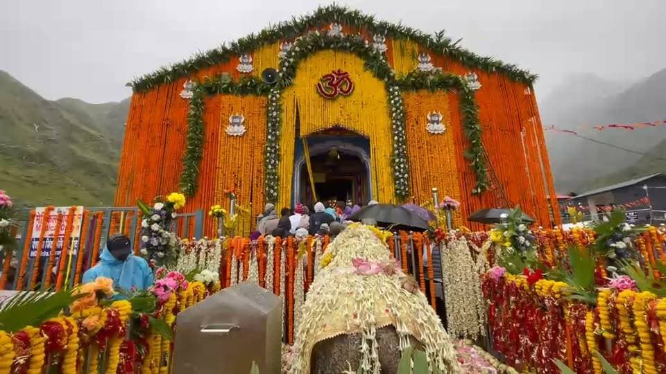 🌸दिव्य फूलों से सजा बाबा केदार का धाम… भक्तों में उत्साह🙏🔱
विश्व प्रसिद्ध केदारनाथ धाम इन दिनों रंग-बिरंगे फूलों की मनमोहक सजावट से और भी भव्य नजर आ रहा है। हिमालय की ऊंची चोटियों के बीच फूलों से सजा बाबा केदार का दिव्य दरबार श्रद्धालुओं के आकर्षण का केंद्र बना हुआ है। 🌺🌼
मंदिर परिसर की खूबसूरत पुष्प सज्जा को देखकर श्रद्धालु आध्यात्मिक आनंद के साथ प्राकृतिक सौंदर्य का भी अनुभव कर रहे हैं। भक्त इस मनोहारी दृश्य को अपने कैमरों में कैद कर यादों में संजो रहे हैं। 📸
आस्था, भक्ति और प्रकृति के अद्भुत संगम के बीच बाबा केदार का यह दिव्य स्वरूप देखते ही बन रहा है।🙏
🔱 हर हर महादेव… बाबा केदार की जय!🔱
#Kedarnath #KedarnathDham #BabaKedar #HarHarMahadev #KedarnathDham #Uttarakhand #Devbhoomi #Mahadev #KedarnathYatra