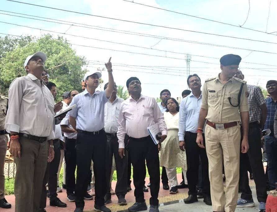 पूर्व मध्य रेल के नए महाप्रबंधक डिम्पी गर्ग ने सोमवार शाम सासाराम रेलवे स्टेशन का निरीक्षण किया। उन्होंने अमृत भारत स्टेशन योजना के तहत चल रहे विकास कार्यों, परिचालन व्यवस्था एवं यात्री सुविधाओं का जायजा लिया। इस दौरान उन्होंने अधिकारियों को विकास कार्यों में तेजी लाने और आवश्यक सुधार को लेकर निर्देश दिए। पदभार ग्रहण करने के बाद यह उनका सासाराम स्टेशन का पहला दौरा था।
<nis:link nis:type=tag nis:id=rohtasnews nis:value=rohtasnews nis:enabled=true nis:link/>