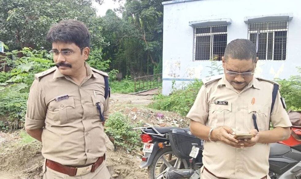 रोहतास जिले के सासाराम मुफ्फसिल थाना क्षेत्र के बेदा बनरसियां में घर में घुसकर दो की गोली मारकर हत्या कर दी गई। मृतकों की पहचान नन्हकी देवी और मनी भूषण कुमार के रूप में हुई है। बताया जाता है कि करीब तीन वर्षों से दोनों लिव-इन रिलेशन में रह रहे थे। परिजनों के अनुसार, अज्ञात बदमाशों ने घर में घुसकर दोनों को गोली मारी। मनी भूषण यहां कृषि बीज की दुकान चलाते थे। पुलिस ने दोनों शवों को पोस्टमार्टम के लिए सदर अस्पताल सासाराम भेज दिया है और मामले की जांच शुरू कर दी है। घटनास्थल पर एसपी मिस्टर राज भी पहुंचे और घटना की विस्तृत जानकारी ली।
