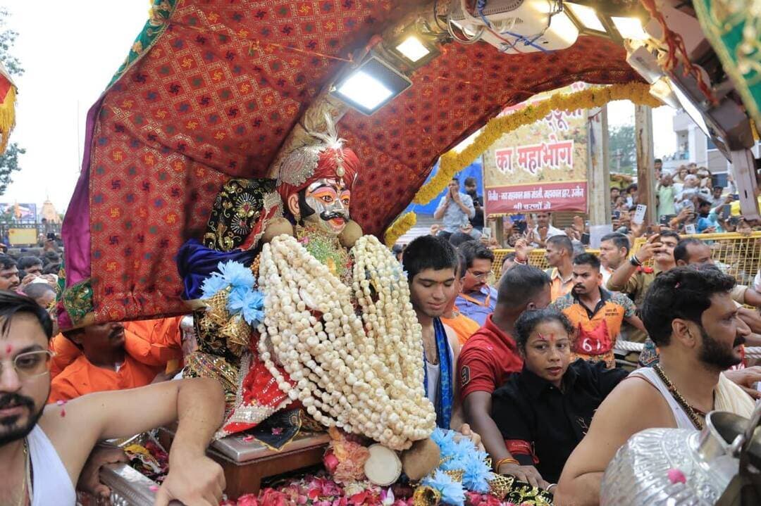#उज्जैन_में_आनंद_भयो_जय_श्री_महाकाल_की_के_जयकारों_से_गूंज_उठी_अवंतिका_नगरी
------------------------------------------------------
श्री महाकालेश्वर की सभी सवारियों में उत्साह, उमंग और आकर्षण के गौरवशाली इतिहास का जोड़ा गया नया अध्याय
------------------------------------------------------
*चारों ओर भगवान श्री महाकाल की भक्ति में लीन भक्तों के नेत्र त्रिनेत्रधारी भगवान शिव की एक झलक पाने के लिए अधीर थे*
------------------------------------------------------
*84 महादेव ओर सिंहस्थ कुंभ की झांकी रही मुख्य आकर्षण*
------------------------------------------------------
*भगवान श्री महाकालेश्वर के श्री वैभव, ऐश्वर्य और गरिमा की छटा चारो ओर बिखेरते हुए निकली भाद्रपद माह दूसरी व की अंतिम प्रमुख राजसी सवारी*
------------------------------------------------------
*उज्जैन 07 सितम्बर भगवान श्री महाकालेश्वर की भाद्रपद माह की अंतिम और राजसी सवारी सोमवार को पूरे ठाट-बांट और राजसी स्वरूप में निकाली गई। रजत पालकी में विराजित होकर भगवान श्री महाकालेश्वर श्री चंद्रमोलेश्वर के स्वरूप में अपनी प्रजा का हाल जानने नगर भ्रमण पर निकले तो सम्पूर्ण उज्जैन नगरी भगवान श्री महाकालेश्वर की जय-जयकार से गुंजायमान हो उठी। चारों दिशाओं में भगवान महाकाल की भक्ति में लीन भक्तो के नेत्र त्रिनेत्रधारी भगवान शिव की एक झलक पाने के लिए अधीर थे |
श्री महाकालेश्वर भगवान की प्रमुख राजसी सवारी में रजत पालकी में श्री चन्द्रमौलेश्वर, गजराज पर श्री मनमहेश, गरूड़ रथ पर शिवतांडव, नन्दी रथ पर उमा-महेश और डोल रथ पर होल्कर स्टेट के मुखारविंद, बैलगाडी में रथ पर श्री सप्तधान का मुखारविंद नगर भ्रमण पर अपनी प्रजा का हाल जानने निकले।
नगर भ्रमण पर निकलने के पूर्व श्री महाकालेश्वर मंदिर परिसर में कोटितीर्थ कुण्ड के पास स्थित सभामण्डप में भगवान श्री चन्द्रमौलेश्वर जी का पूजन-अर्चन कर भगवान की आरती की गई। पूजन-अर्चन मुख्य पुजारी श्री घनश्याम शर्मा द्वारा संपन्न् कराया गया।
सवारी निकलने के पूर्व श्री महाकालेश्वर मंदिर के सभा मंडप में श्री आशीष सिंह संभागायुक्त उज्जैन संभाग द्वारा भगवान श्री चन्द्रमौलेश्वर का पूजन-अर्चन किया गया। सभा मंडप में संत श्री अवधूत दादा गुरु, श्री दिलीप अहिरवार वन एवं पर्यावरण विभाग राज्यमंत्री म.प्र. शासन, डॉ. गौतम टेटवाल कौशल विकास एवं रोजगार राज्यमंत्री म.प्र. शासन, श्री प्रहलाद सिंह पटेल पंचायती एवं ग्रामीण विकास एवं श्रम विभाग मंत्री म.प्र. शासन, श्री वैभव यादव माननीय मुख्यमंत्री जी डॉ. मोहन यादव के पुत्र आदि ने भी भगवान चंद्रमौलेश्वर का पूजन किया और आरती में सम्मिलित हुए। पूजन के बाद निर्धारित समय पर भगवान श्री महाकाल की पालकी नगर भ्रमण के लिये रवाना किया गया।
सभामंडप में पूजन-अर्चन के दौरान कलेक्टर एवं अध्यक्ष श्री रौशन कुमार सिंह, पुलिस अधीक्षक श्री प्रदीप शर्मा, प्रशासक एवं अपर कलेक्टर श्री प्रथम कौशिक आदि ने भगवान श्री महाकालेश्वर का पूजन -अर्चन किया और आरती में सम्मिलित हुए। आरती उपरांत भगवान श्री चन्द्रमौलेश्वर ने रजत पालकी विराजमान होकर मंदिर प्रांगण से नगर भ्रमण हेतु प्रस्थान किया। श्री महाकालेश्वर भगवान की प्रमुख राजसी सवारी बड़े धूमधाम व उल्लास के साथ श्री महाकालेश्वर मंदिर से नगर भ्रमण हेतु निकली| रजत पालकी में विराजित भगवान श्री चन्द्रमोलेश्वर जैसे ही मुख्य द्वार पर पहुचें, असंख्य श्रद्धालुओं ने भगवान श्री महाकालेश्वर का स्वागत कर वंदन किया। भगवान श्री महाकालेश्वर की पालकी जैसे ही श्री महाकालेश्वर मंदिर से मुख्य द्वार पर पहुंची वहां सशस्त्र पुलिस बल के जवानों द्वारा पालकी में विराजित भगवान को सलामी (गार्ड ऑफ ऑनर) दी गई।
*500 किलोग्राम से अधिक पुष्पों की 15 ड्रोन से भव्य पुष्पवर्षा*
सवारी के दौरान 15 ड्रोन के माध्यम से भव्य एवं आकर्षक पुष्पवर्षा की गई। शहनाई द्वार, रामघाट पूजन स्थल, दत्त अखाड़ा सहित सवारी मार्ग के प्रमुख स्थानों पर पुष्पवर्षा कर श्रद्धालुओं के लिए विशेष आध्यात्मिक एवं मनोहारी दृश्य प्रस्तुत किया गया। इस दौरान 500 किलोग्राम से अधिक पुष्पों की वर्षा की गई, जिससे सवारी की भव्यता और दिव्यता और अधिक निखरकर सामने आई।
*1,00,000वर्ग फीट से अधिक क्षेत्र में विशाल एवं आकर्षक रंगोली* मुख्यमंत्री डॉ. मोहन यादव की मंशानुसार एवं श्री महाकालेश्वर मंदिर प्रबंध समिति के निर्देशन में सवारी मार्ग पर कुंज बिहारी पांडे एवं उनके दल द्वारा 1 लाख वर्गफीट क्षेत्र में भव्य रंगोलियों का निर्माण किया गया । रंगोली के माध्यम से सिंहस्थ महाकुंभ, भगवान महाकाल की दिव्यता तथा भारतीय आध्यात्मिक एवं सांस्कृतिक परंपरा को आकर्षक कलात्मक स्वरूप में प्रदर्शित किया गया । यह विशाल रंगोली सवारी मार्ग के प्रमुख आकर्षणों में शामिल होकर श्रद्धालुओं एवं देश-विदेश से आने वाले आगंतुकों को अपनी ओर आकर्षित किया ।
*रामघाट पर मॉ क्षिप्रा के जल से हुआ श्री महाकालेश्वर भगवान के*
*श्री चंद्रमौलेश्वर व श्री मनमहेश स्वरुप का पूजन-अर्चन*
भगवान श्री महाकालेश्वर की सवारी परम्परागत मार्गों से होती हुई रामघाट पंहुची। जहां मॉ क्षिप्रा के जल से पालकी में विराजित भगवान श्री चंद्रमौलेश्वर व हाथी पर विराजमान श्री मनमहेश का पूजन अर्चन किया गया। इस दौरान संत श्री अवधूत दादा गुरु, श्री दिलीप अहिरवार वन एवं पर्यावरण विभाग राज्यमंत्री म.प्र. शासन, डॉ. गौतम टेटवाल कौशल विकास एवं रोजगार राज्यमंत्री म.प्र. शासन, श्री प्रहलाद सिंह पटेल पंचायती एवं ग्रामीण विकास एवं श्रम विभाग मंत्री म.प्र. शासन सम्मिलित हुए। पूजन पुजारी आशीष गुरू ने संपन्न कराया। इसके पश्चात भगवान की पालकी अपने निर्धारित गंतव्य के लिए रवाना हुई।
*श्री गोपाल मंदिर पहुंची भगवान श्री चन्द्रमोलेश्वर की पालकी हरि से हुई हर की भेट सिंधिया स्टेट द्वारा पालकी में विराजित श्री चन्द्रमौलेश्वर का परम्परागत पूजन किया गया*
भगवान श्री चन्द्रमौलेश्वर जी की पालकी राजसी सवारी के परम्पगरागत मार्गों से होती हुई गोपाल मंदिर पहुंची। जहॉ पर सिंधिया स्टेट की वंशपरंपरानुसार श्रीमंत श्री ज्योतिरादित्य सिंधिया केन्द्रीय मंत्री द्वारा पालकी में विराजित श्री चन्द्रमोलेश्वर का पूजन-अर्चन किया। गोपाल मंदिर में पूजन के पश्चात सवारी पटनी बाजार और गुदरी चौराहे से होती हुई पुन: रात्रि 08:30 बजे श्री महाकालेश्वर मंदिर पहुंची।
*श्री महाकालेश्वर भगवान की राजसी सवारी के चल समारोह का स्वरुप भव्य और आकर्षक दिखायी दे रहा था*
भाद्रपद माह के दूसरे सोमवार पर भगवान की सवारी के दौरान पूरी नगरी शिवमय हो गई। श्री महाकालेश्वर भगवान की सवारी में हजारों भक्त झांझ, मंजीरे, डमरू, ढोल आदि वाद्य बजाते हुए महाकाल की आराधना करते हुए पालकी के साथ चल रहे थे।सम्पूर्ण मार्ग में चांदी की झाड़ू से झाडूवाहक भगवान के सवारी मार्ग को बुहारते हुए चल रहे थे | चोपदार व तोपची कड़ाबीन बजाते हुए भगवान के आगमन की सूचना देते हुए आगे चल रहे थे ।
श्री महाकालेश्वर भगवान की राजसी सवारी के चल समारोह में सबसे आगे मंदिर का प्रचार वाहन सभी को चल समारोह के आगमन की सूचना देते हुए चल रहा था। उसके बाद यातायात पुलिस, तोपची, भगवान श्री महाकालेश्वर जी का रजत ध्वज, घुडसवार, विशेष सशस्त्र बल सलामी गार्ड, स्काउट / गाइड सदस्य , कांग्रेस सेवा दल , सेवा समिति बैंड के बाद उज्जैन के अतिरिक्त मध्यप्रदेश के विभिन्न शहरो से सवारी सम्मिलित होने वाली 73 भजन मंडलियां चल समारोह में प्रभु का गुणगान करते हुए व अपनी सेवाए अपनी ही मस्ती में मगन होकर चल रही थी | 73 भजन मंडलियों के बाद नगर के साधू-संत व गणमान्य नागरिक, पुलिस बैंड, नगर सेना के सलामी गार्ड की टुकड़ी, श्री महाकालेश्वर मंदिर के पुजारी व पुरोहितगण सवारी के साथ चल रहे थे | श्री महाकालेश्वर मंदिर प्रबंध समिति का बैण्ड दल भी सम्मिलित हुआ।
भगवान के नगर भ्रमण पर भक्त ढ़ोलवादक, झांझवादक आदि अपने वाद्यों को बजाते हुए हर्षोंउल्हास के साथ अवन्तिका नाथ की भक्ति में लींन दिखायी दे रहे थे। उज्जैन के कलाकार श्री के.बी.पंड्या श्री महाकालेश्वर मंदिर प्रबंध समिति की ओर से सम्पूर्ण सवारी मार्ग पर रंगोली बनाते हुए चल रहे थे।
श्री महाकालेश्वर भगवान (श्री चंद्रमोलेश्वर) की प्रमुख पालकी , पुष्प वर्षा हेतु लोडिंग वाहन मय ड्रोन, भारत बैंड, रथ पर श्री गरुड़ पर विराजित श्री शिव-तांडव जी, रमेश बैंड, नंदी रथ पर श्री उमा महेश स्वरुप, गणेश बैंड, रथ पर श्री होल्कर स्टेट मुखारविंद, आर.के.बैंड , रथ पर श्री सप्तधान मुखारविंद के पश्चात राजकमल म्यूजिकल ग्रुप बैंड, व श्री मनमहेश स्वरुप हाथी पर विराजित होकर सम्मिलित हुए|
84 महादेव ओर सिंहस्थ कुंभ की समग्र झांकी निकाली गई*
सवारी में सिंहस्थ महाकुंभ पर आधारित विभिन्न प्रसंगों, आध्यात्मिक परंपराओं और सांस्कृतिक दृश्यों को आकर्षक झांकियों एवं प्रस्तुतियों के माध्यम से प्रदर्शित किया गया, जिसने श्रद्धालुओं को विशेष आकर्षण प्रदान किया। एवं भव्य सवारी में उज्जैन की प्राचीन शिव उपासना एवं आध्यात्मिक परंपरा को प्रदर्शित करते हुए 84 महादेव की विशेष प्रस्तुति आकर्षण का प्रमुख केंद्र रही। प्रस्तुति के माध्यम से उज्जैन के 84 महादेव स्वरूपों की धार्मिक महत्ता और भगवान शिव से जुड़ी नगर की समृद्ध आध्यात्मिक विरासत को कलात्मक एवं सांस्कृतिक रूप में जीवंत किया गया। सवारी मार्ग पर 84 महादेव के स्वरूपों एवं उनसे जुड़े धार्मिक भावों की प्रस्तुति ने पूरे वातावरण को शिवमय बना दिया तथा श्रद्धालुओं को उज्जैन की प्राचीन धार्मिक परंपरा से जुड़ने का विशेष अनुभव प्रदान किया।
संगम’–ईशा फाउंडेशन एवं नादयोग की भव्य आध्यात्मिक एवं सांस्कृतिक प्रस्तुति*
‘संगम’–ईशा फाउंडेशन एवं नादयोग द्वारा मंदिर परिसर एवं रामघाट पर विशेष आध्यात्मिक एवं सांस्कृतिक प्रस्तुतियां दी गईं। नृत्य दल का नेतृत्व प्रसिद्ध नृत्यांगना डॉ. रागिनी मक्कड़ द्वारा किया गया। प्रस्तुति में भारतीय आध्यात्मिक परंपरा, शास्त्रीय नृत्य, संगीत एवं सांस्कृतिक विरासत के विविध आयामों को आकर्षक एवं भावपूर्ण रूप में प्रस्तुत किया गया।
1,000 से अधिक कलाकारों वाले पांच सुप्रसिद्ध बैंड दलों की विशेष प्रस्तुति*
सवारी में देश-प्रदेश के सुप्रसिद्ध पांच बैंड दलों ने सहभागिता की। इन बैंड दलों में सम्मिलित 1,000 से अधिक कलाकारों ने सवारी मार्ग पर बाबा महाकाल के विभिन्न स्वरूपों के साथ कदमताल करते हुए भव्य संगीत एवं वादन की प्रस्तुतियां दीं। बैंड की सुमधुर धुनों और कलाकारों की सामूहिक प्रस्तुति से संपूर्ण सवारी मार्ग भक्तिमय एवं उत्साहपूर्ण वातावरण से गूंज उठा। बाबा महाकाल के विभिन्न स्वरूपों के साथ बैंड दलों की सहभागिता ने सवारी की भव्यता को और बढ़ाया तथा श्रद्धालुओं के लिए यह विशेष आकर्षण का केंद्र रहा।
#लाइव ऑडियो-विजुअल प्रस्तुति
सवारी मार्ग पर आधुनिक ऑडियो-विजुअल तकनीक के माध्यम से सावन माह के प्रमुख चलचित्र, विशेष प्रस्तुतियों एवं डॉक्यूमेंट्री का प्रदर्शन किया गया । इसका उद्देश्य श्रद्धालुओं को सवारी के साथ-साथ उज्जैन की धार्मिक एवं सांस्कृतिक परंपराओं से जोड़ना।
*श्री महाकालेश्वर मंदिर प्रबंध समिति द्वारा चलित रथ के माध्यम से भक्तों ने दर्शन किये*
भगवान श्री महाकालेश्वर की सवारी के सुगमतापूर्वक दर्शन के लिये श्री महाकालेश्वर मन्दिर प्रबंध समिति द्वारा चलित रथ की व्यवस्था की गई है। जिसके दोनों ओर एल.ई.डी. के माध्यम से सवारी का लाईव प्रसारण किया गया | जिससे श्रद्धालु भगवान के दर्शनो का लाभ लिया। साथ ही उज्जैन के अन्य स्थानों जैसे फ्रीगंज, नानाखेड़ा, दत्तअखाड़ा आदि क्षेत्रों पर भी सवारी के लाइव प्रसारण मंदिर प्रबंध समिति के माध्यम से चलित रथ पर किया गया |
सवारी निकलने के पूर्व राजसी सवारी में सम्मिलित होने वाले दलों के मुखिया का सम्मान किया गया*
श्री महाकालेश्वर भगवान की राजसी सवारी के पूर्व दोपहर को राजसी सवारी में सम्मिलित होने वाले बैंड प्रभारियों, तोपची, पालकी कहार के मुखिया, महावत, बैलगाडी चालक, आदि का श्री महाकालेश्वर मंदिर प्रबंध समिति की ओर साफा बांधकर व प्रसाद भेटकर सम्मान किया |
श्री महाकालेश्वर भगवान की राजसी सवारी में सम्पूर्ण सवारी मार्ग पर लगभग लाखो श्रद्धालुओं ने श्री महाकालेश्वर भगवान के छ: स्वरूपों के दर्शन किये |
*------------------------------------------------*