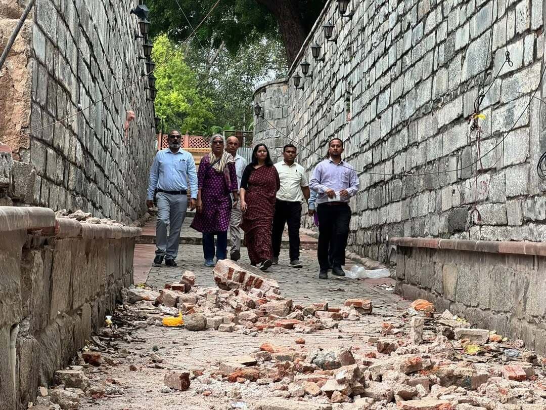 मुख्य कार्यपालन अधिकारी स्मार्ट सिटी द्वारा पदभार ग्रहण करते ही किया निर्माण कार्यों का निरीक्षण
उज्जैन 07 सितंबर। मुख्य कार्यपालन अधिकारी, उज्जैन स्मार्ट सिटी लिमिटेड श्रीमती नेहा जैन द्वारा सोमवार को पदभार ग्रहण करने के उपरांत स्मार्ट सिटी के प्रगतिरत कार्यों की समीक्षा बैठक लेकर निर्माण कार्यों का निरीक्षण किया। श्रीमती जैन ने भारत माता पार्किंग से चौबीस खंभा मार्ग सड़क चौड़ीकरण निर्माण कार्य एवं महाकाल द्वार का स्थल निरीक्षण किया गया।
निरीक्षण के दौरान दिनांक रविवार को महाकाल द्वार के क्षतिग्रस्त होने के कारणों की तकनीकी जाँच के साथ ही महाकाल द्वार के भव्य जीर्णोद्धार एवं पुनर्निर्माण हेतु कार्यवाही करने के निर्देश दिए गए। साथ ही भारत माता पार्किंग से चौबीस खंभा मार्ग का कार्य शीघ्र पूर्ण करने के निर्देश दिए।पदभार ग्रहण के तत्काल उपरांत दौरे से श्रीमती जैन की मंशा स्पष्ट है कि निर्माण कार्यों में गति लाई जाए एवं सभी इंजीनियर प्रतिदिन साईट भ्रमण करें।निरीक्षण के दौरान स्मार्ट सिटी के अधीक्षण यंत्री आर. के. जैन एवं समस्त तकनीकी टीम उपस्थित रहे।