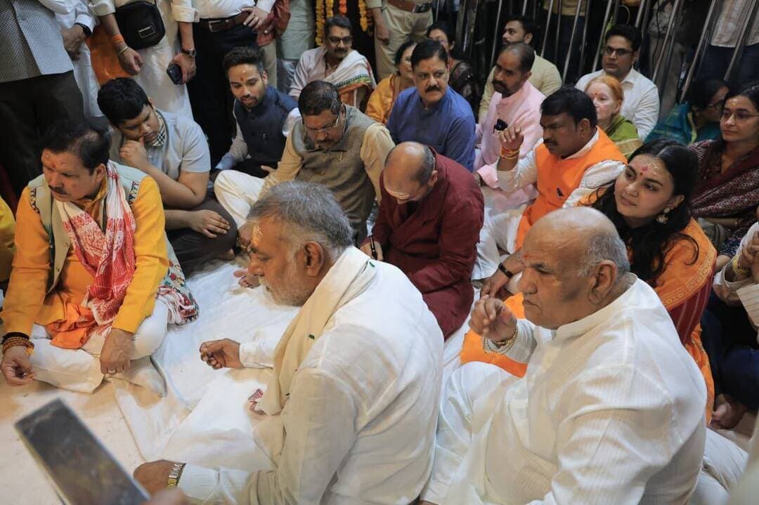 मध्यप्रदेश शासन के कैबिनेट और राज्य मंत्री भगवान श्री महाकालेश्वर की राजसी सवारी में सम्मिलित हुए
उज्जैन, 07 सितंबर। सोमवार को भगवान श्री महाकालेश्वर की राजसी सवारी में मध्यप्रदेश शासन के कौशल विकास एवं रोजगार तथा उज्जैन जिले के प्रभारी मंत्री श्री गौतम टेटवाल, राजस्व मंत्री श्री करण सिंह वर्मा, पंचायत और ग्रामीण विकास व श्रम मंत्री श्री प्रहलाद पटेल, वन एवं पर्यावरण राज्यमंत्री श्री दिलीप अहिरवार ने भगवान श्री महाकालेश्वर की राजसी सवारी में सहभागिता की।
इसके पहले मंत्रीगण सभामंडप में भगवान श्री महाकालेश्वर के दर्शन और पूजन-अर्चन कर आरती में सम्मिलित हुए। इस दौरान महायोगी श्री दादागुरु (नर्मदा परिक्रमा यात्रा), महापौर श्री मुकेश टटवाल, संभागायुक्त श्री आशीष सिंह, कलेक्टर श्री रौशन कुमार सिंह, नगर निगम आयुक्त श्री अभिलाष मिश्रा, प्रशासक श्री महाकालेश्वर प्रबंध समिति श्री प्रथम कौशिक और अन्य अधिकारीगण उपस्थित थे।