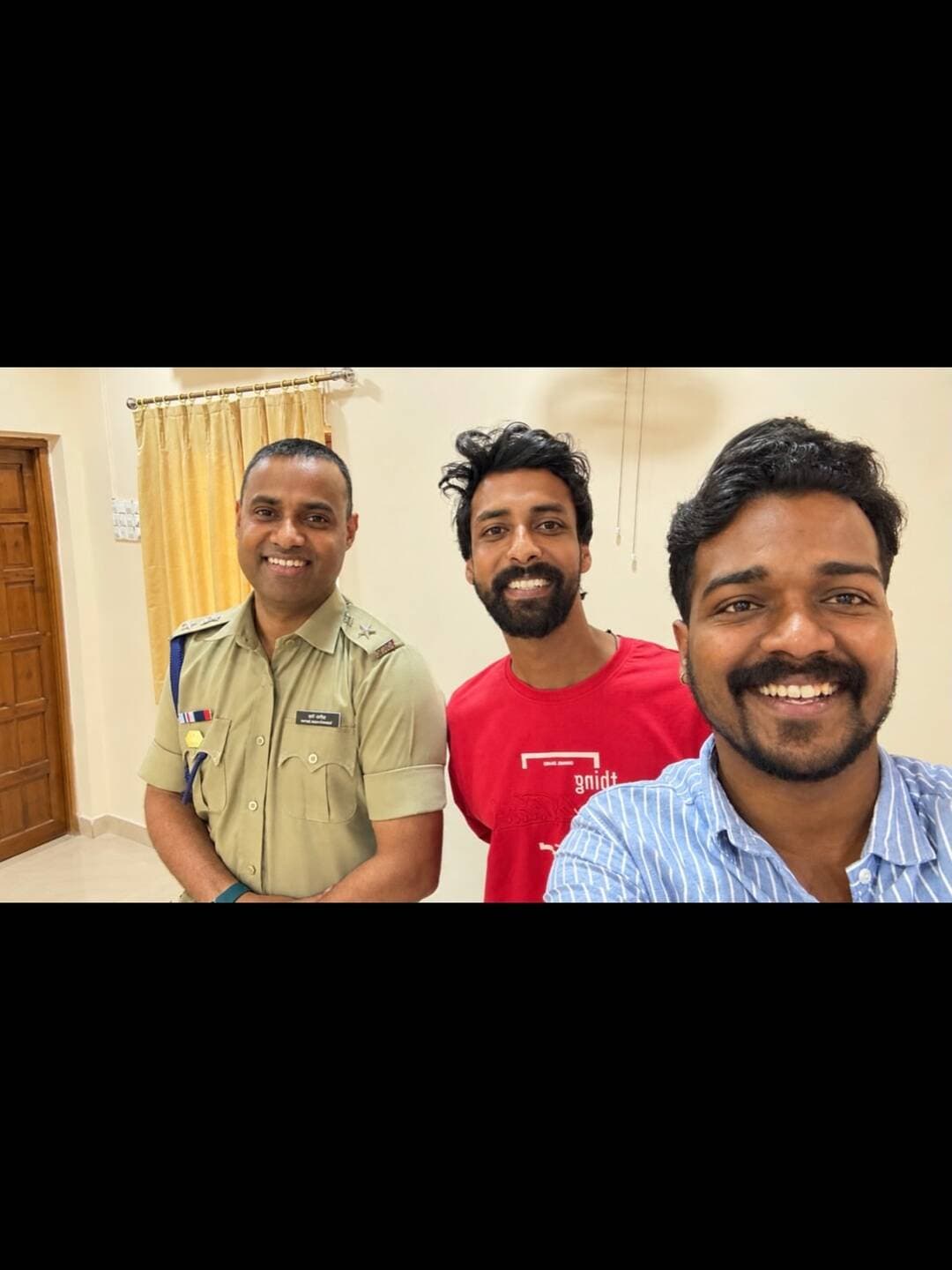 आज चित्तौड़गढ़ SP श्री धर्मेंद्र सिंह यादव जी के साथ इन्फ्लुएंसर मीटअप में शामिल होने का अवसर मिला। 🙌🏻
सोशल मीडिया की जिम्मेदारी, साइबर क्राइम, महिला सुरक्षा, नशा मुक्ति, ट्रैफिक और जनजागरूकता जैसे महत्वपूर्ण विषयों पर हुई सार्थक चर्चा से बहुत कुछ सीखने को मिला। ❤️🔥
एक यादगार और ज्ञानवर्धक मुलाकात! ✨
#chittorgarh #chittorgarhpolice #police #spdharmendarsingh #chittor